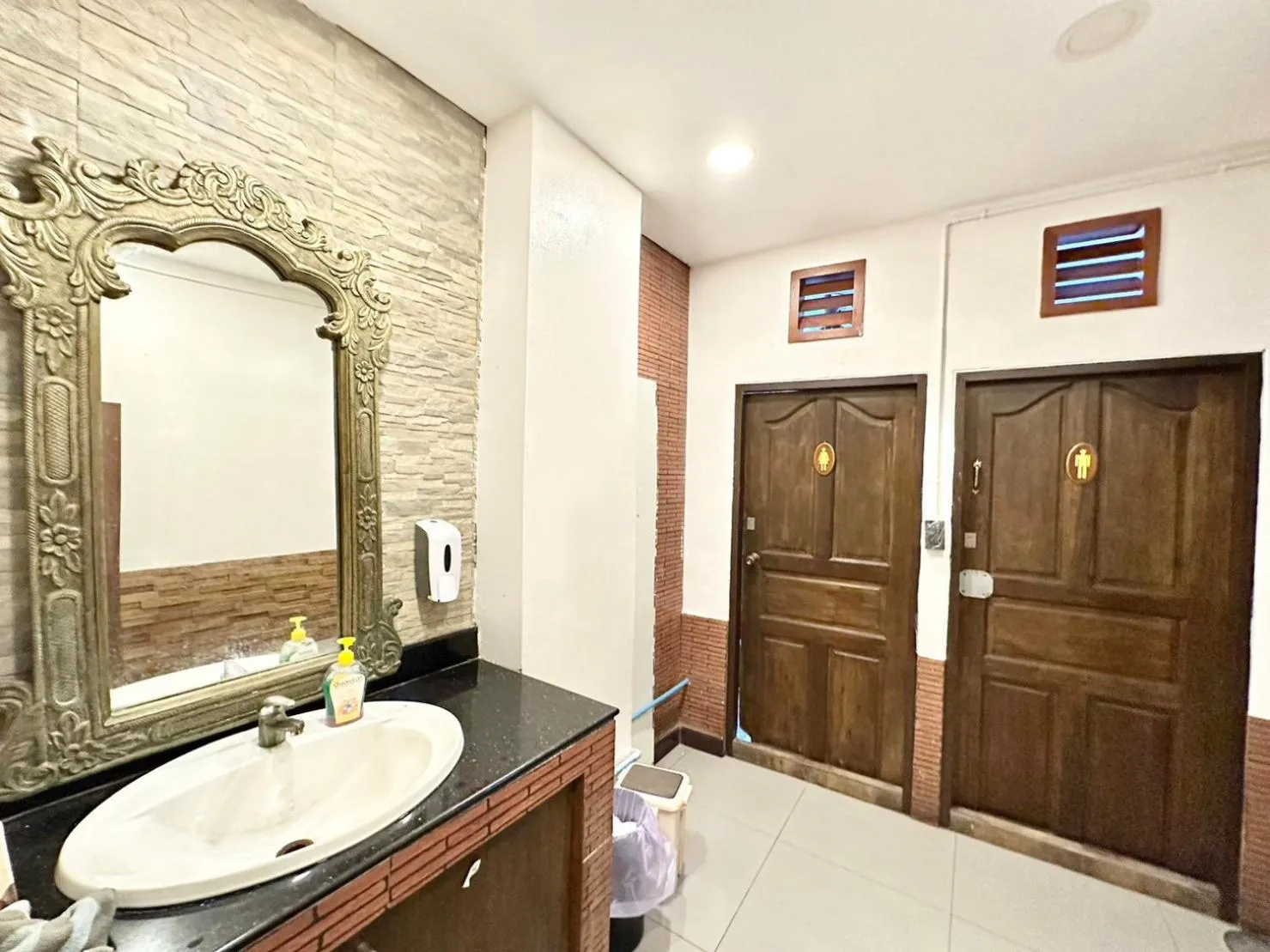 Toilet in Baan at Khaosan Hostel