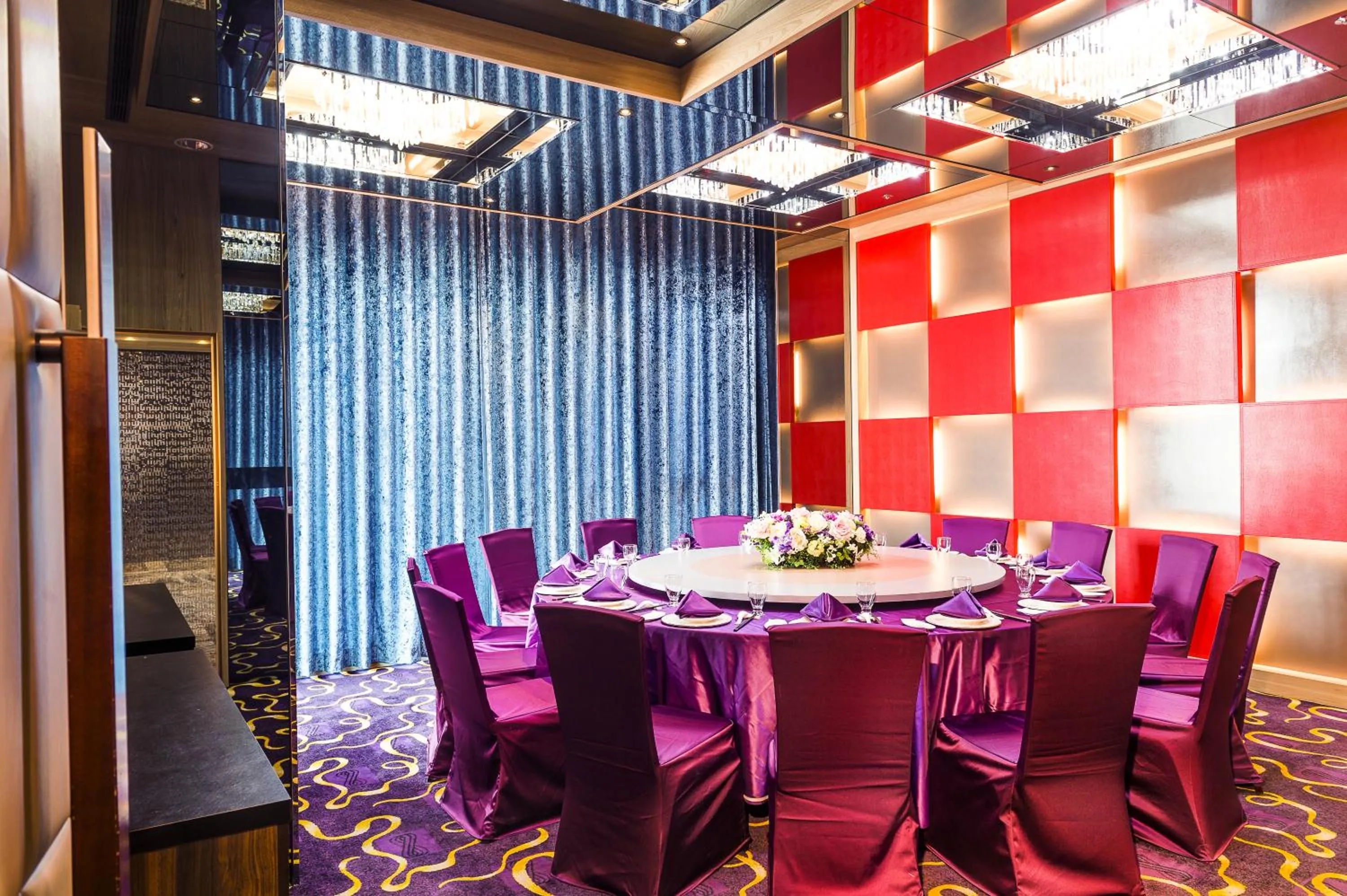 Restaurant/places to eat in In Sky Hotel