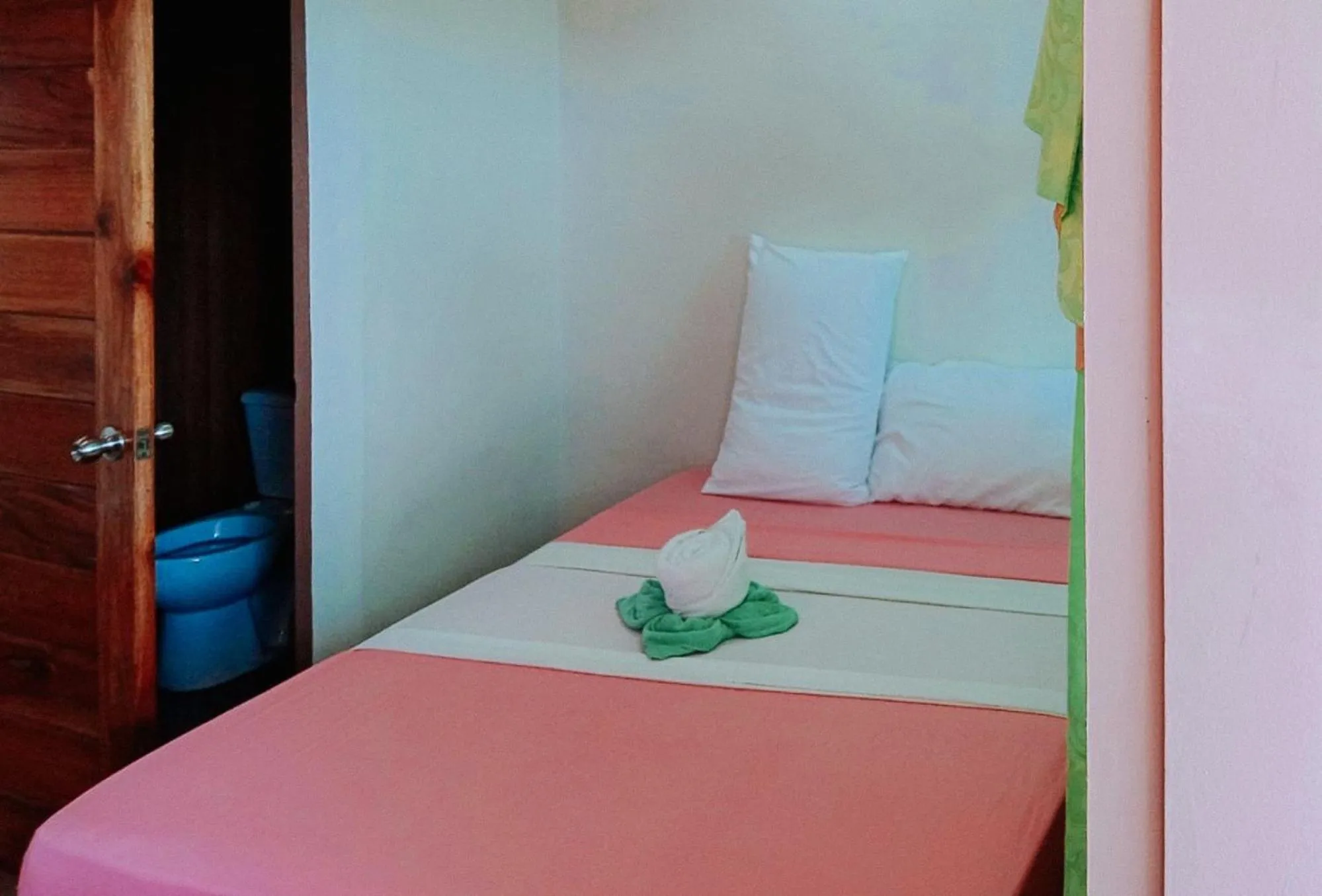 Bed in RedDoorz @ 4ks Pension House Bogo City Cebu