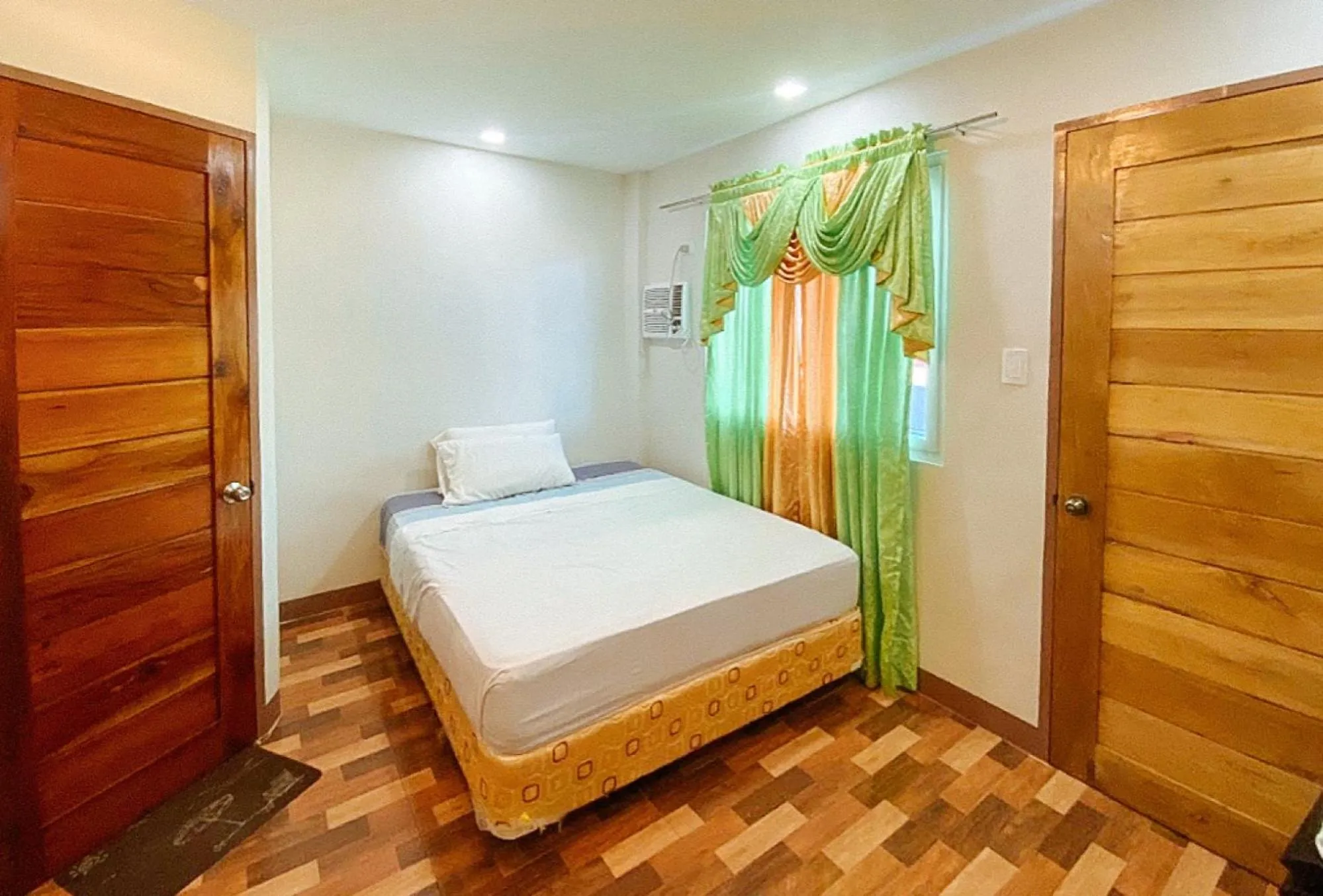 Bed in RedDoorz @ 4ks Pension House Bogo City Cebu