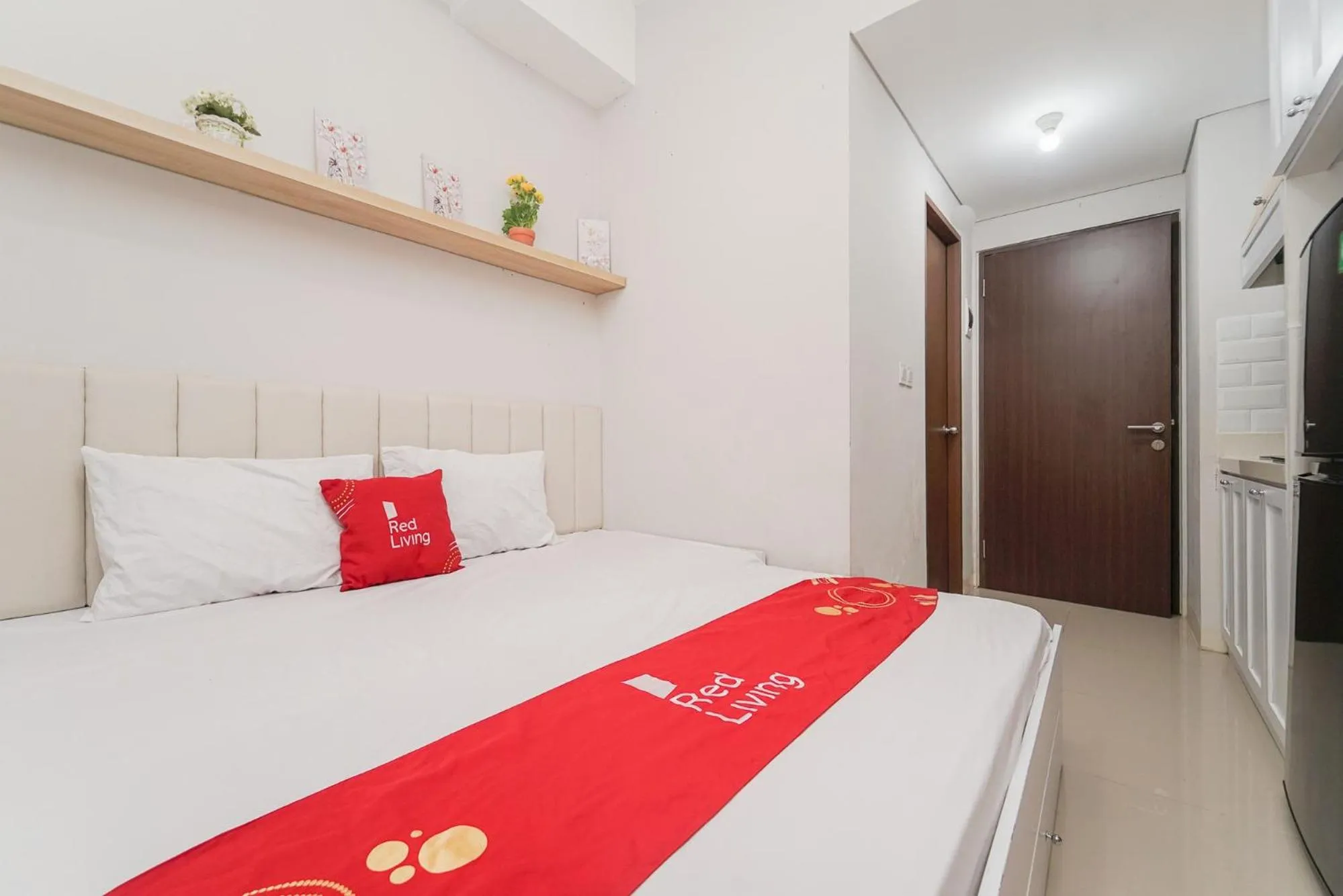 Bed in RedLiving Apartemen Transpark Juanda - Frams Properti Tower Jade with Netflix
