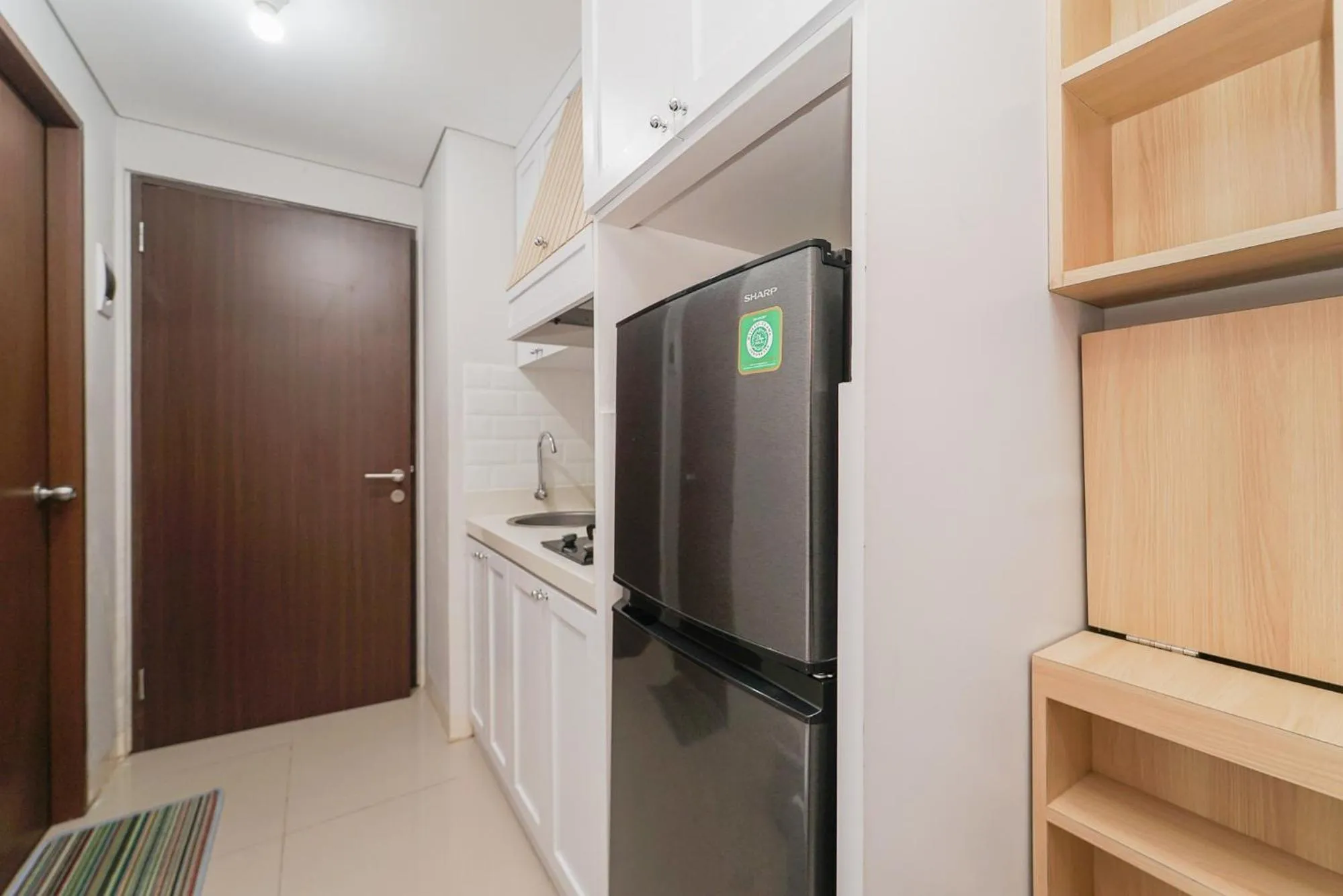 Kitchen or kitchenette in RedLiving Apartemen Transpark Juanda - Frams Properti Tower Jade with Netflix