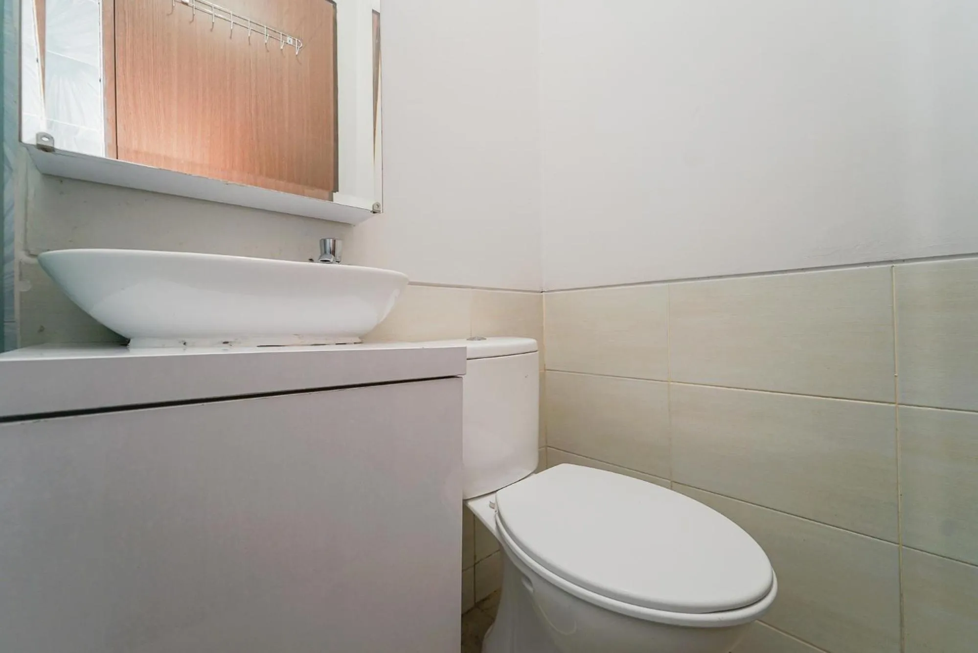 Toilet in RedLiving Apartemen Transpark Juanda - Frams Properti Tower Jade with Netflix