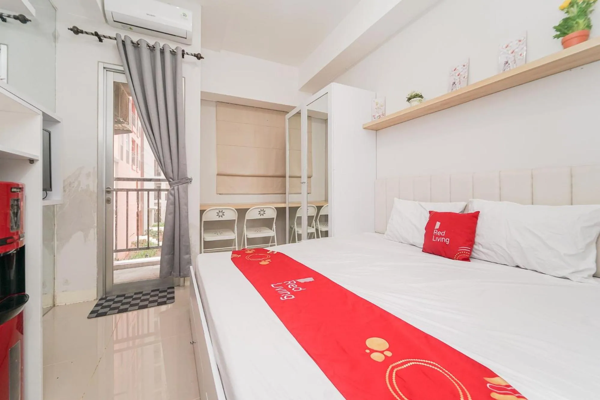 Bed in RedLiving Apartemen Transpark Juanda - Frams Properti Tower Jade with Netflix