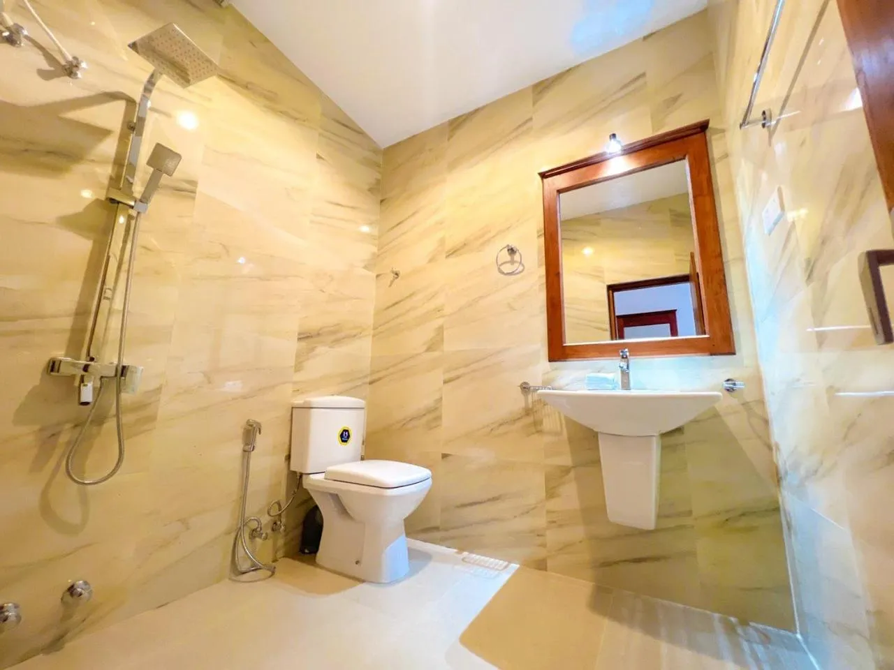 Shower in Top Rich Hotel Nuwara Eliya