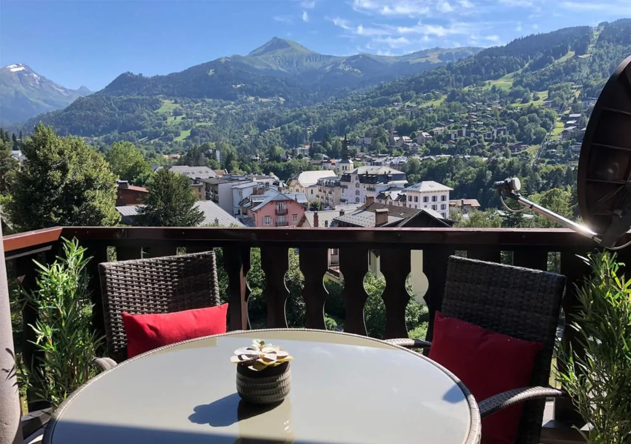 Taragan - Totally Refurbished 3 bed apt, Central St Gervais!