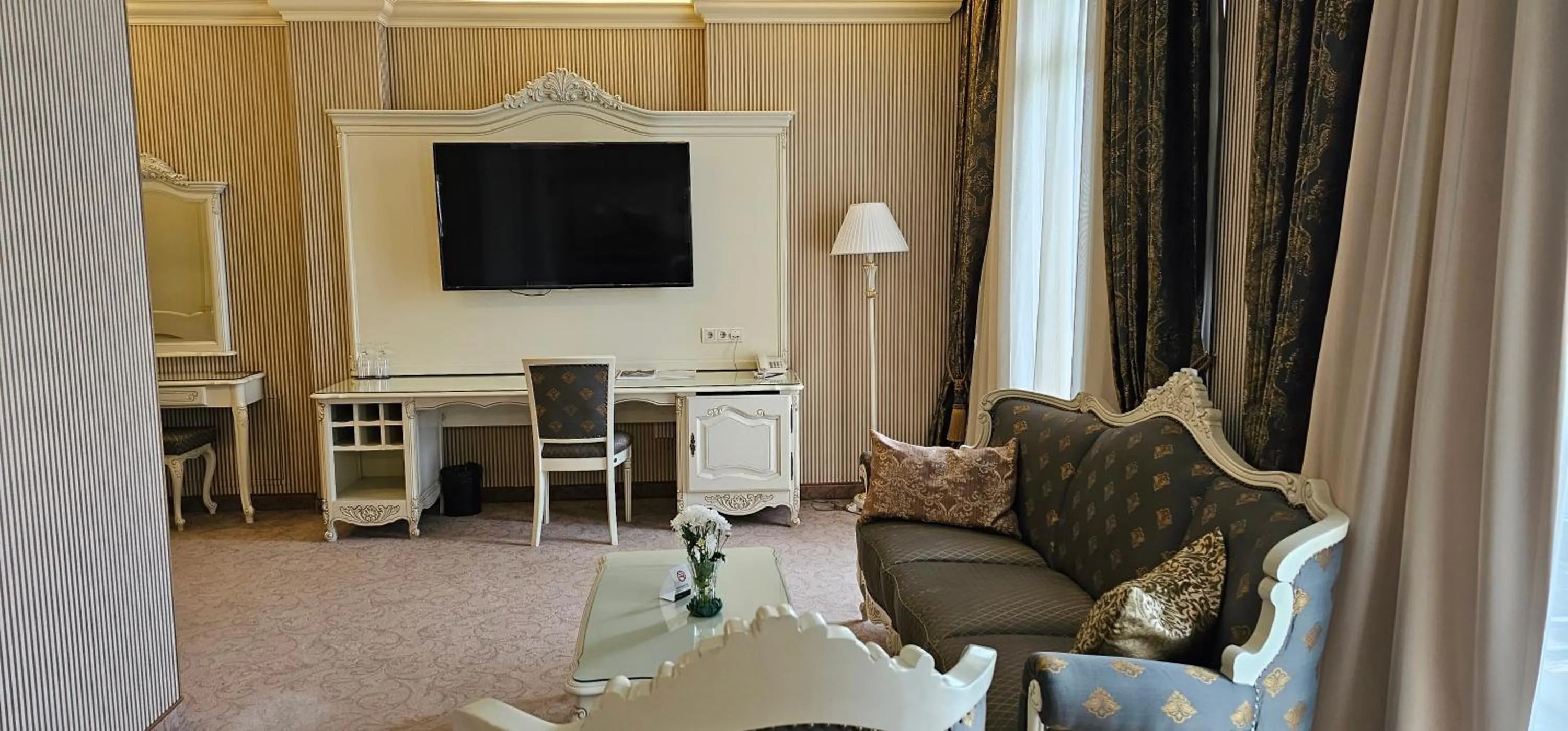 Photo of the whole room in Savoy Hotel