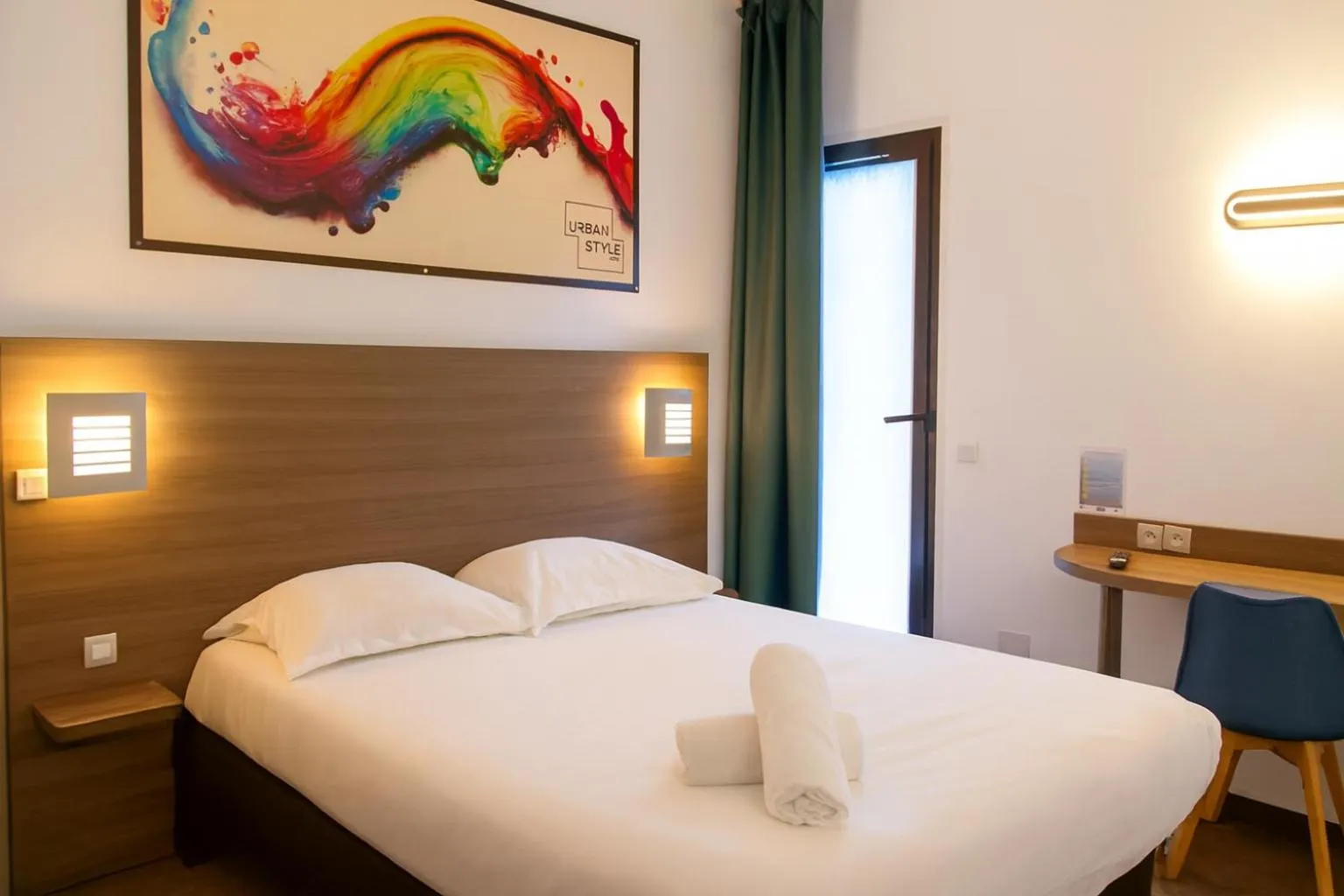 Bedroom, Bed in Urban Style Cannes Mouans-Sartoux