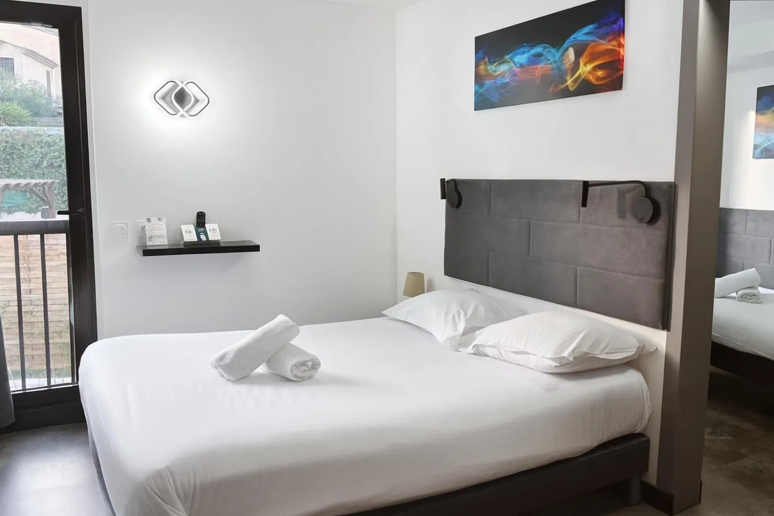 Bedroom, Bed in Urban Style Cannes Mouans-Sartoux