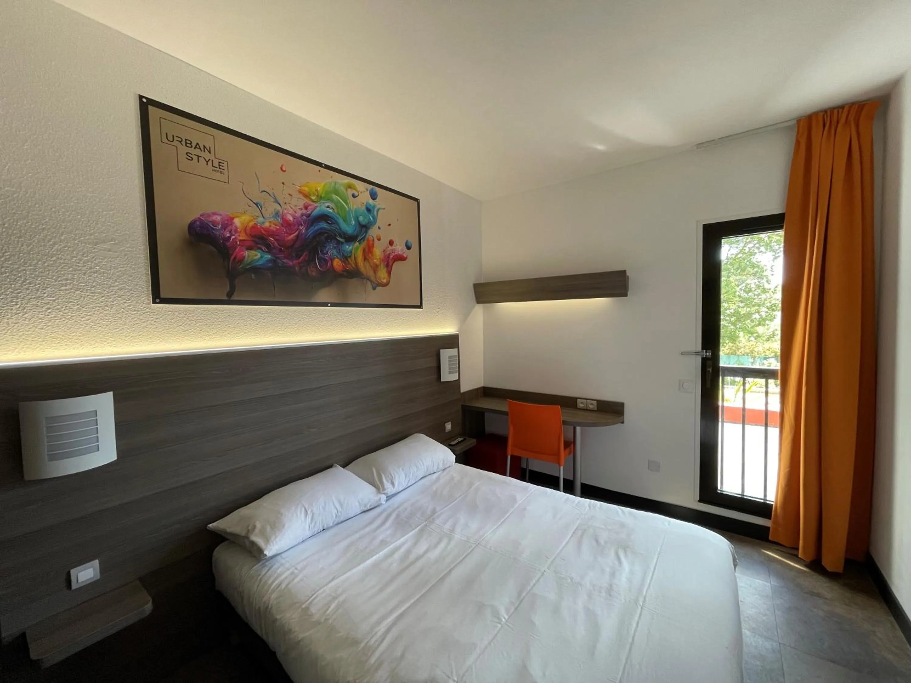 Photo of the whole room, Bed in Urban Style Cannes Mouans-Sartoux