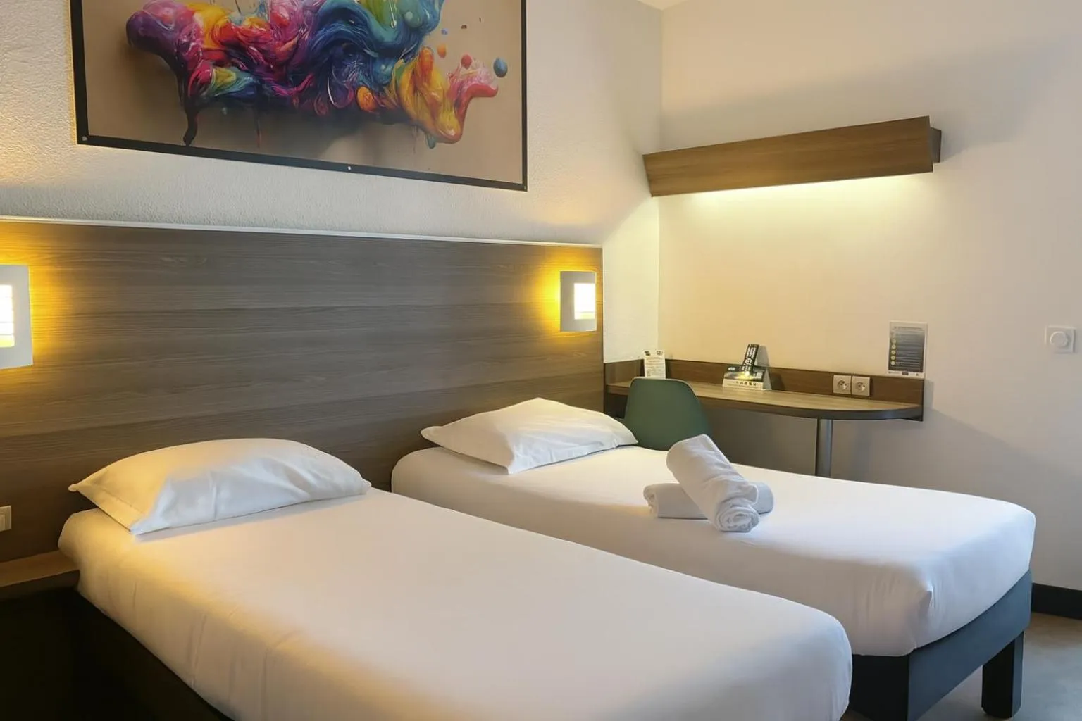 Bedroom, Bed in Urban Style Cannes Mouans-Sartoux