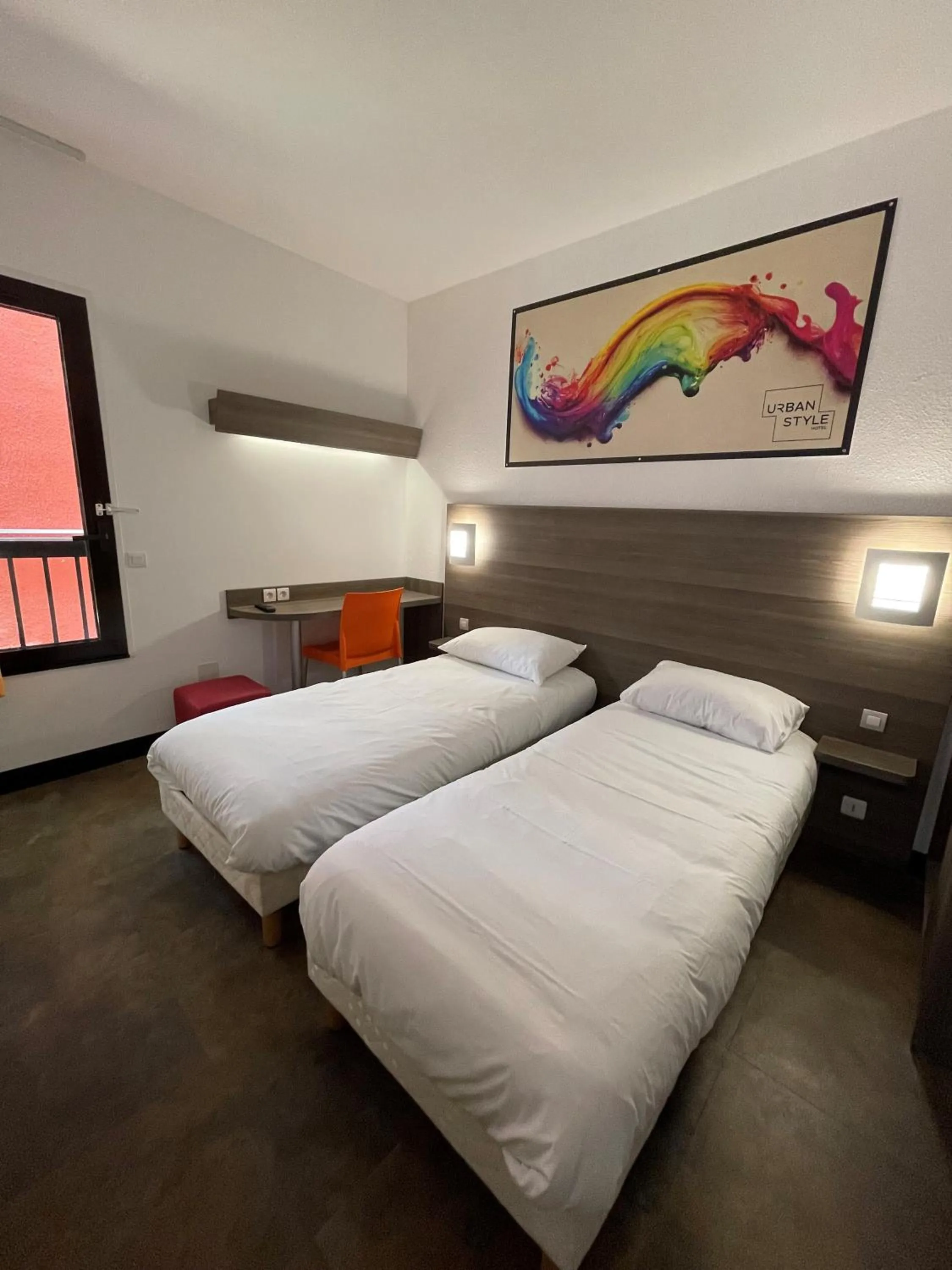 Bedroom, Bed in Urban Style Cannes Mouans-Sartoux