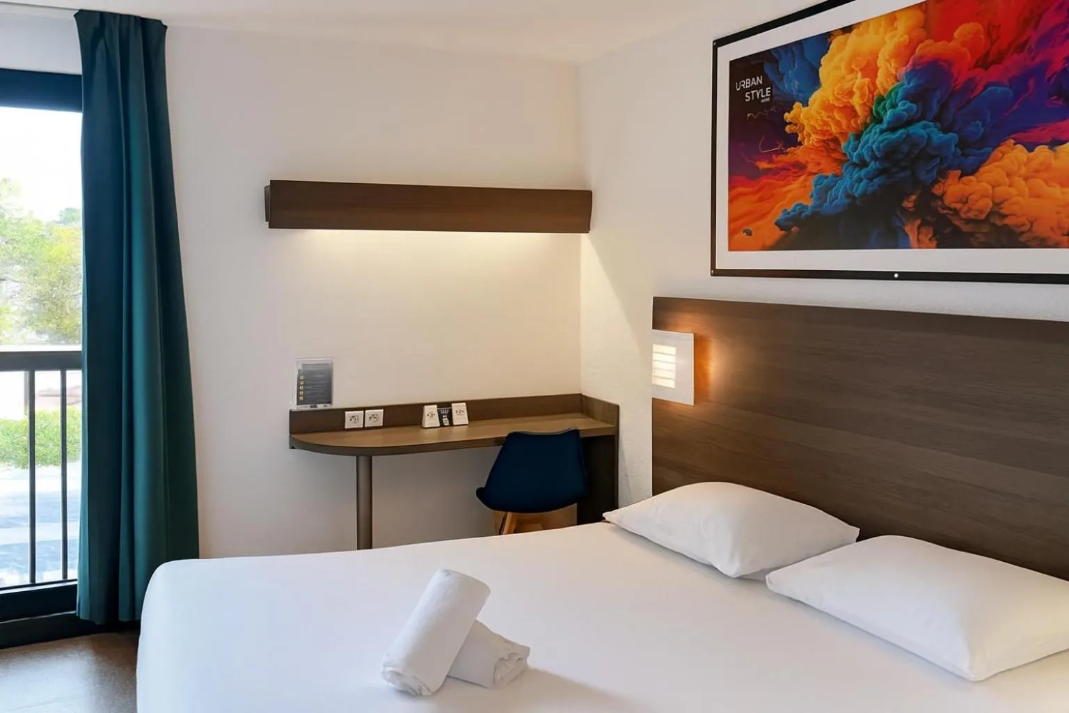 Bedroom, Bed in Urban Style Cannes Mouans-Sartoux