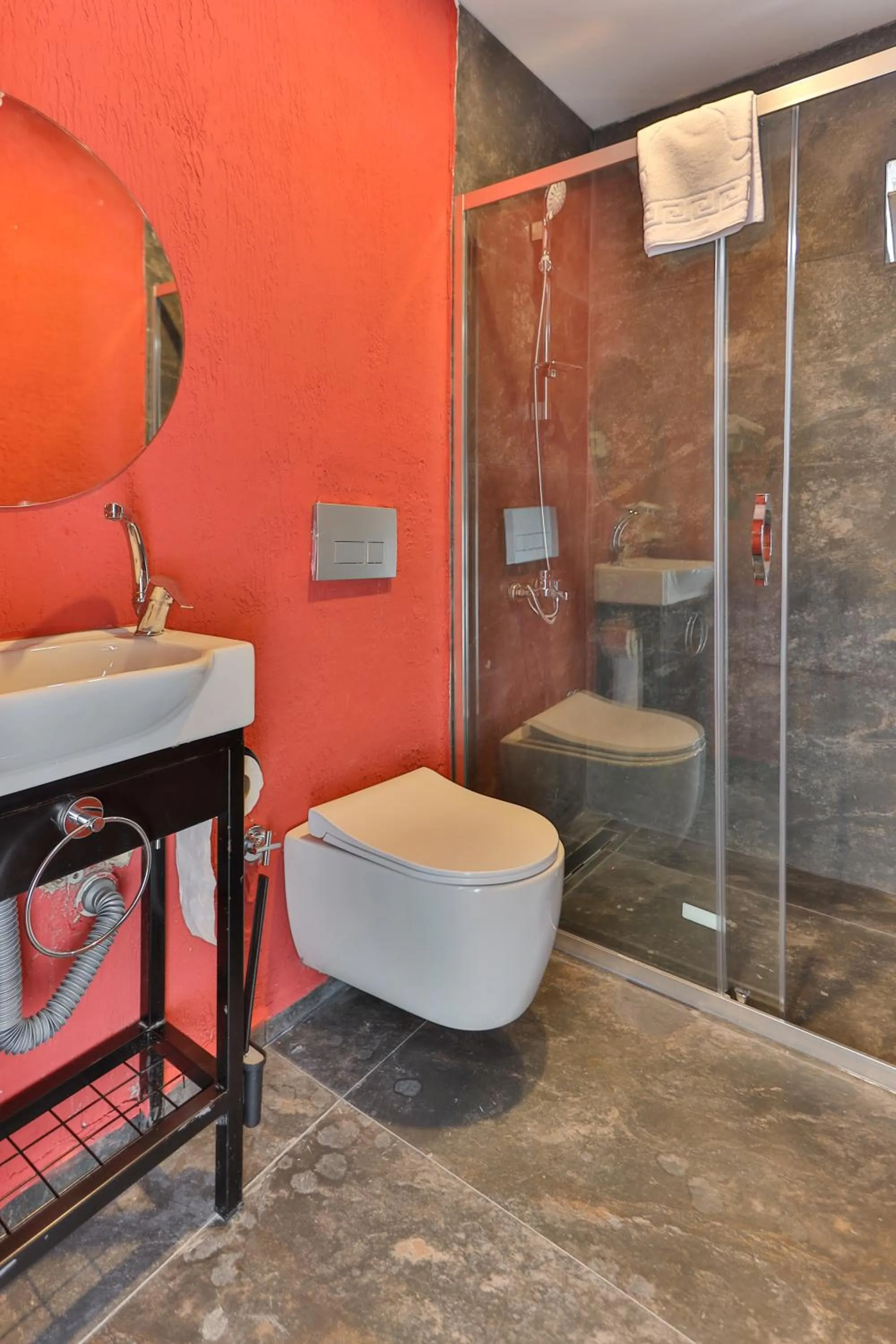 Shower in Wolf Of The City Hotel & Spa