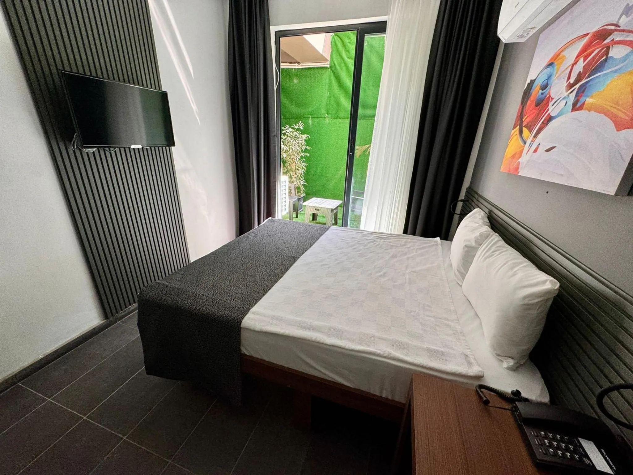 Bed in Wolf Of The City Hotel & Spa