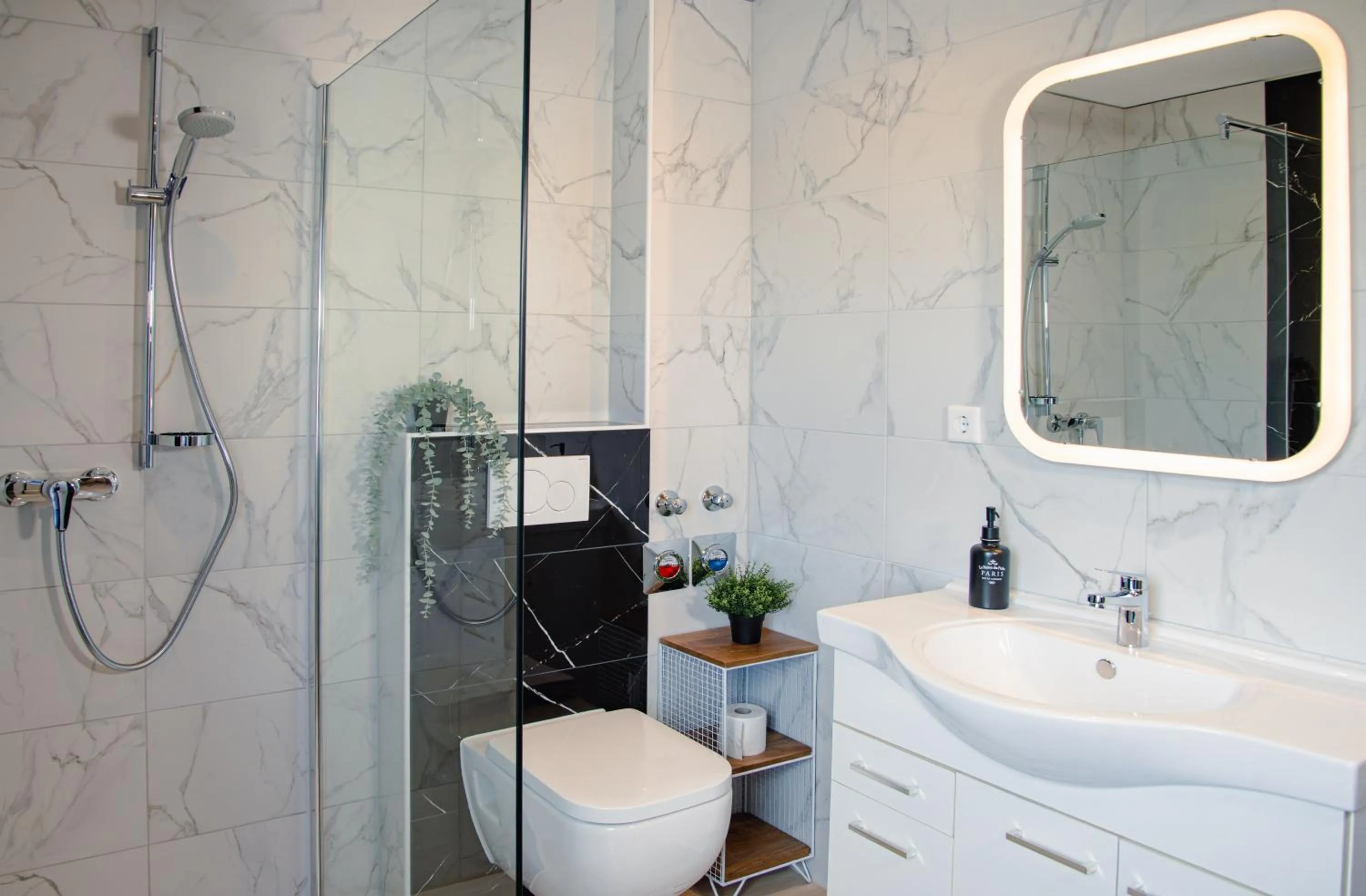 Shower in Pension Zur Mühle