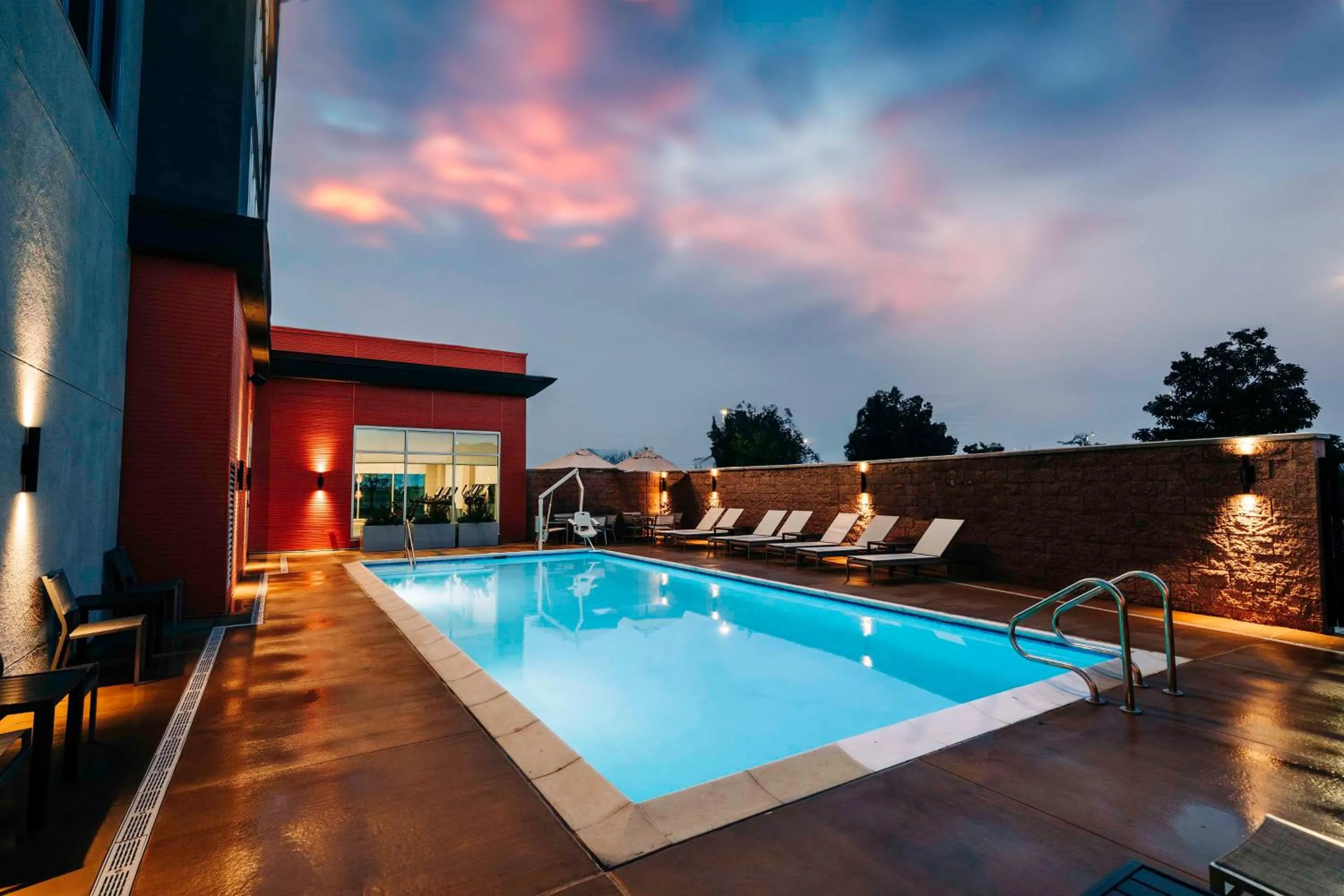 Swimming pool in Hyatt House Sacramento Airport - Natomas