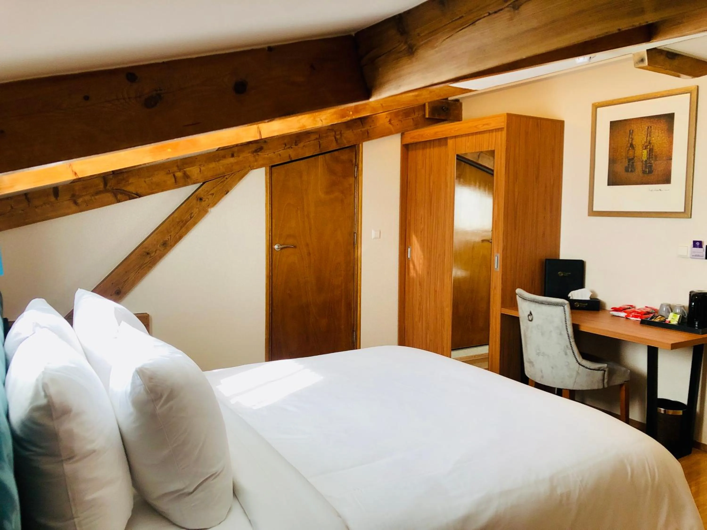 Supermarket/grocery shop, Bed in Chasse Residency Hotel