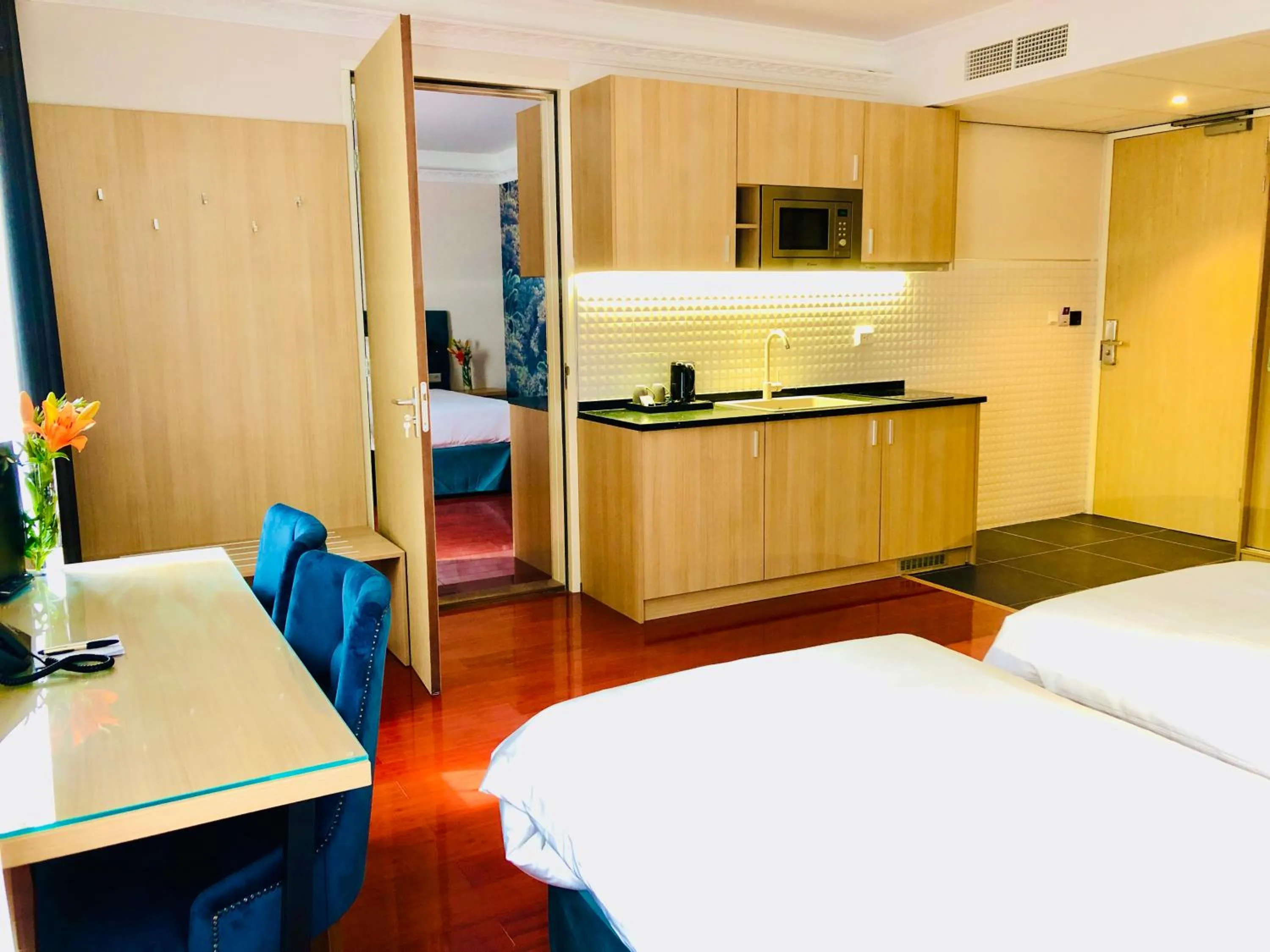 Kitchen or kitchenette, Bed in Chasse Residency Hotel