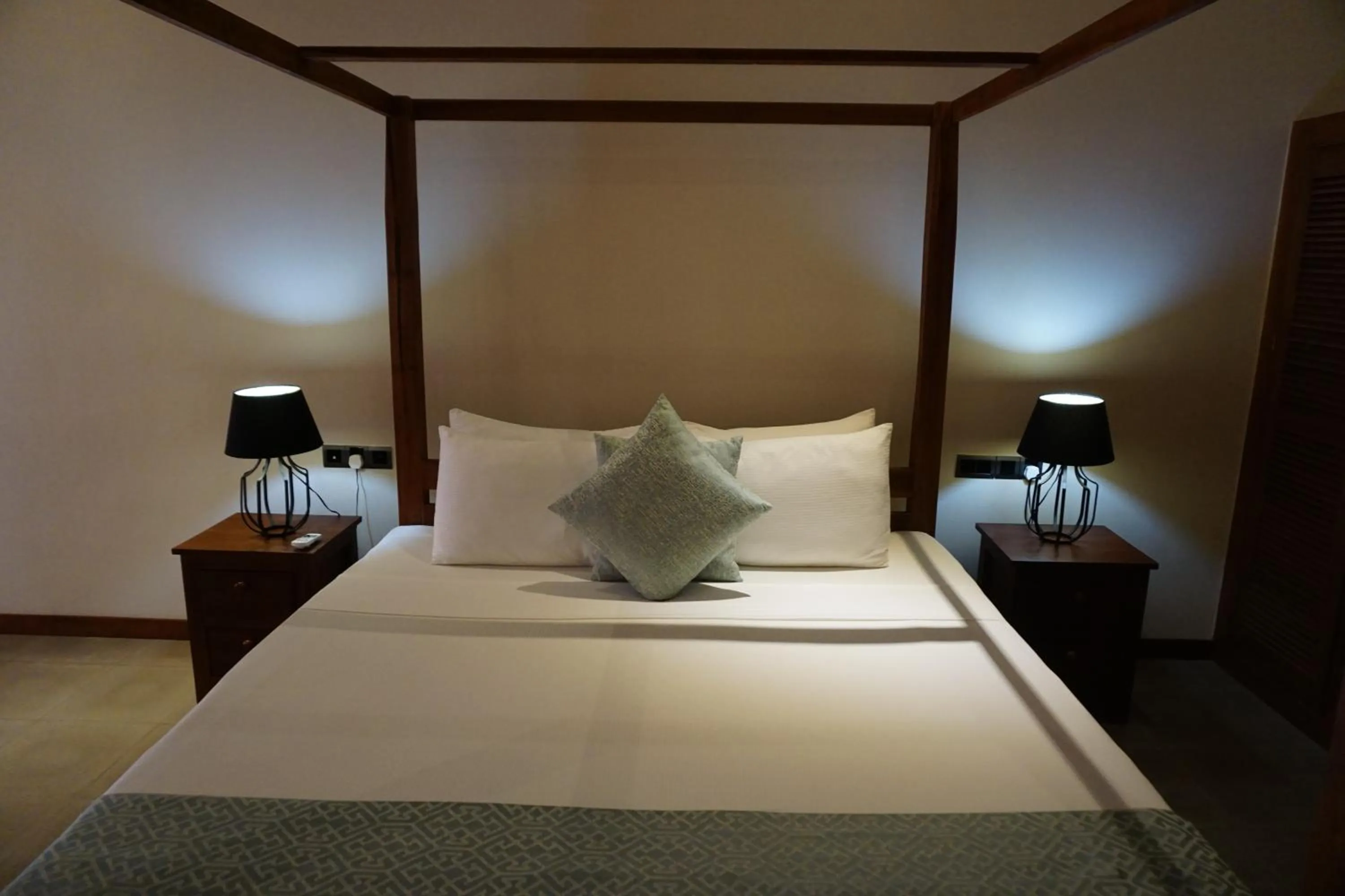 Bedroom, Bed in Sevanagama