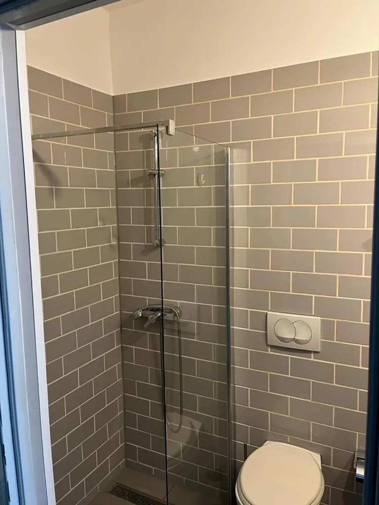 Shower in Hotel Fly ´ In