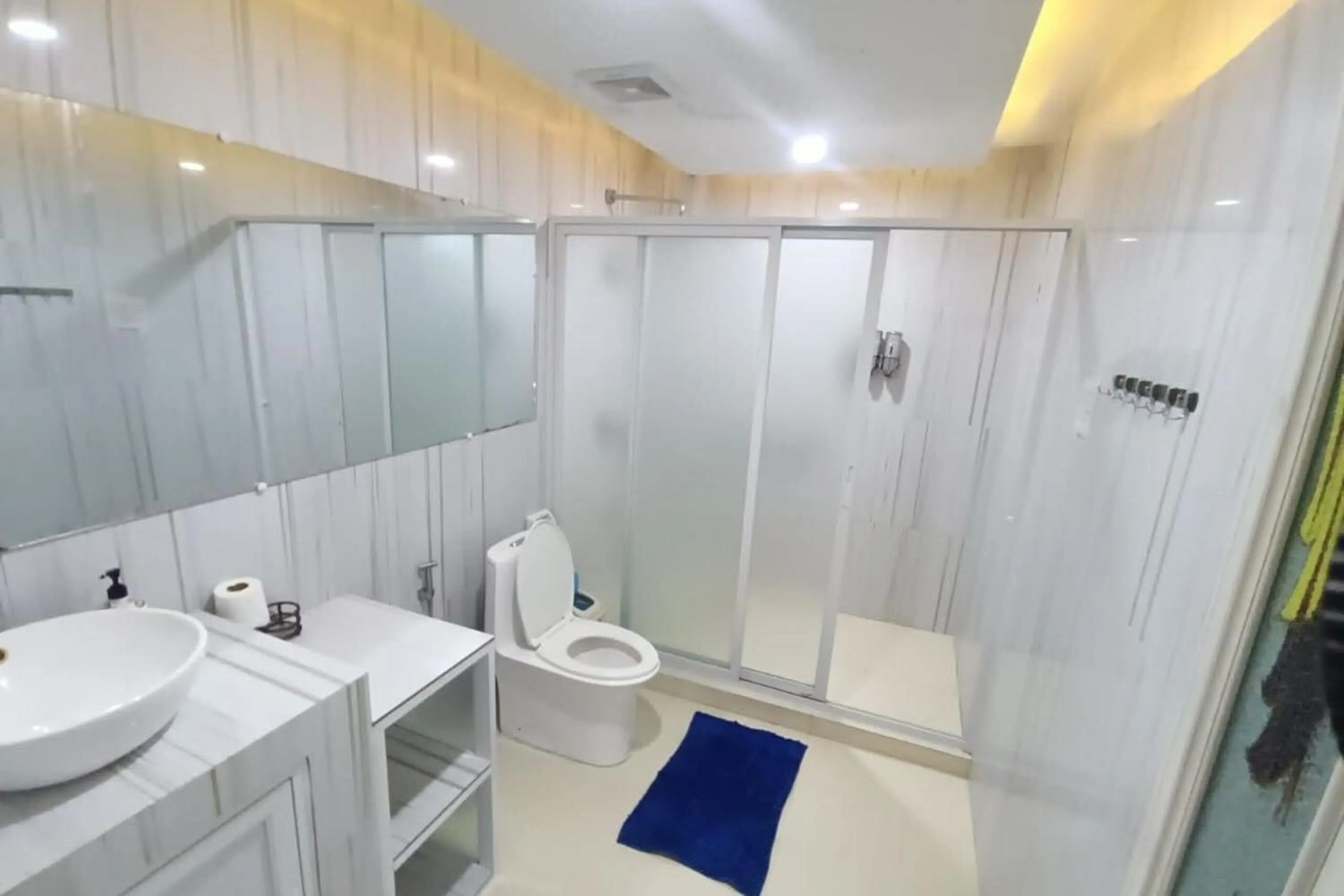 Shower in Empress Island Hotel