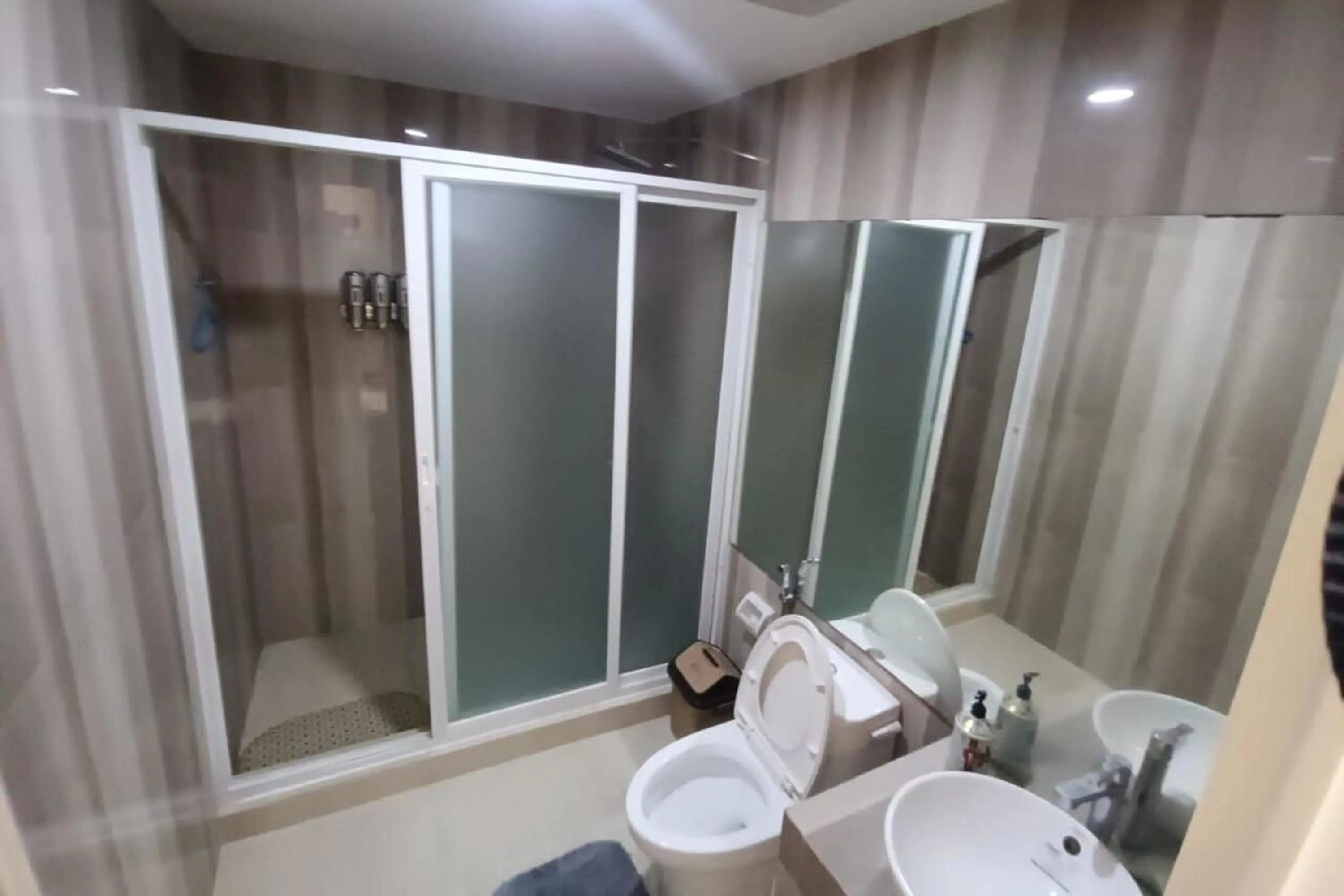 Shower in Empress Island Hotel