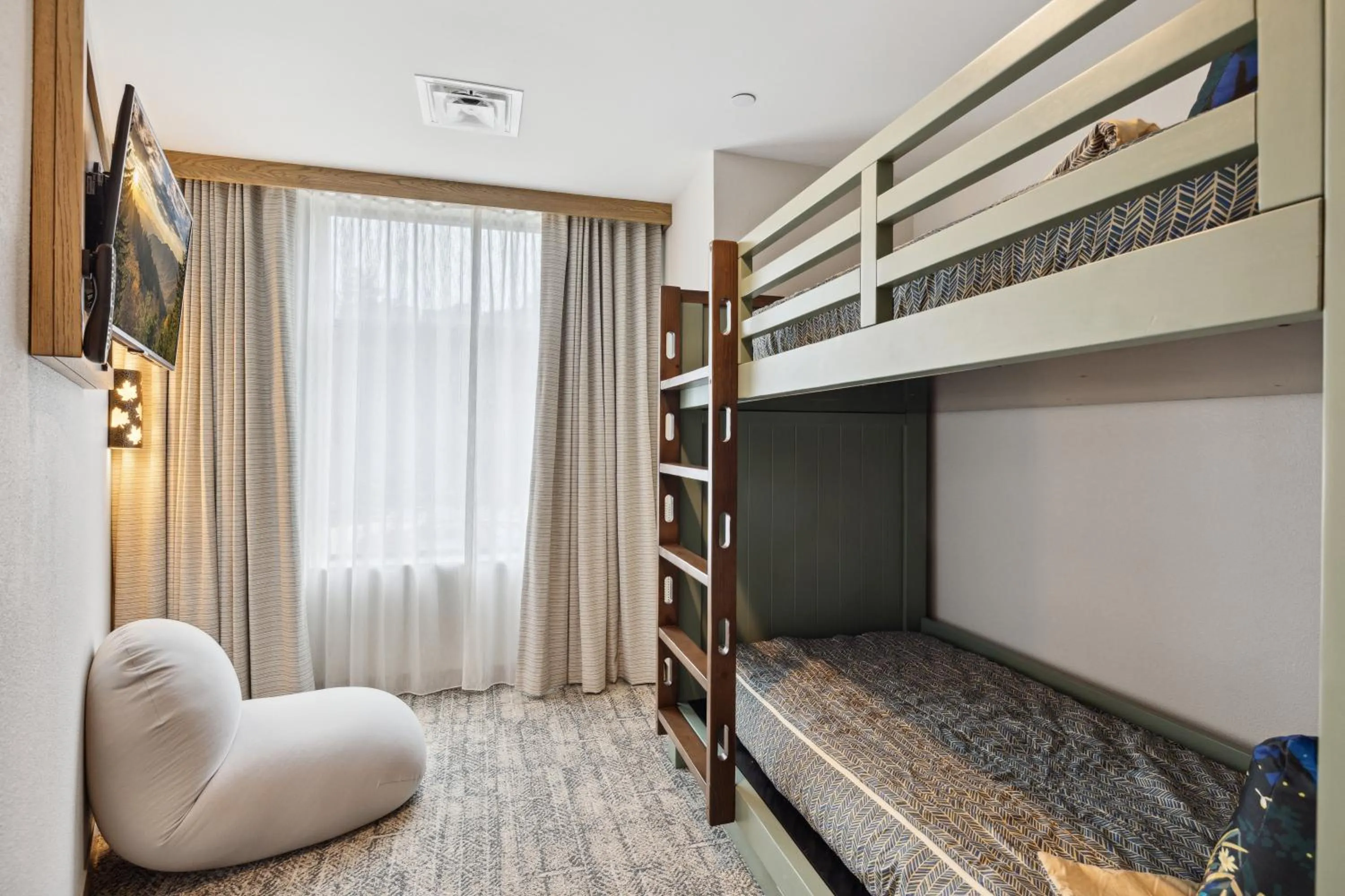 Bed in Dollywood's HeartSong Lodge & Resort