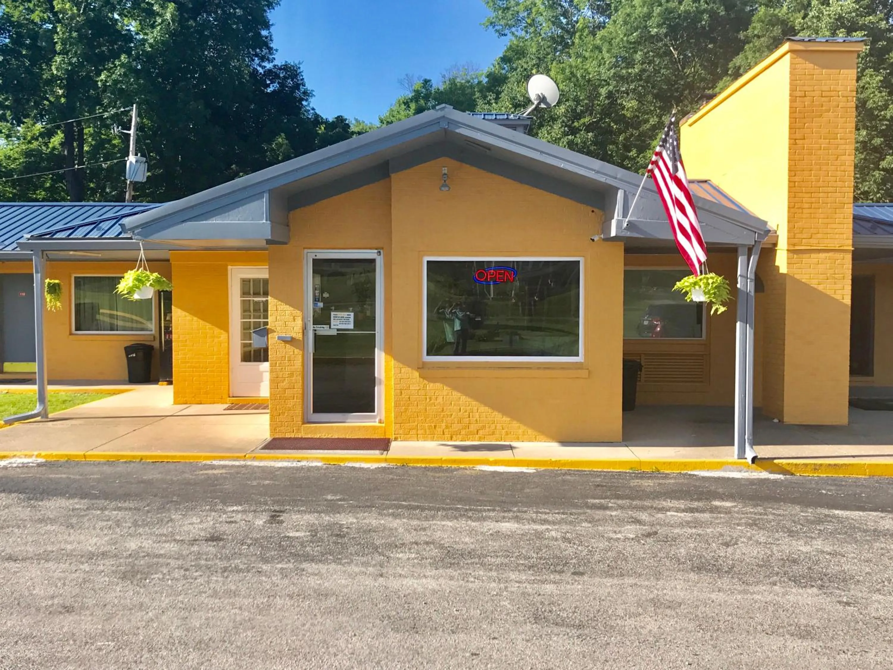 Facade/entrance in Greystone Motel