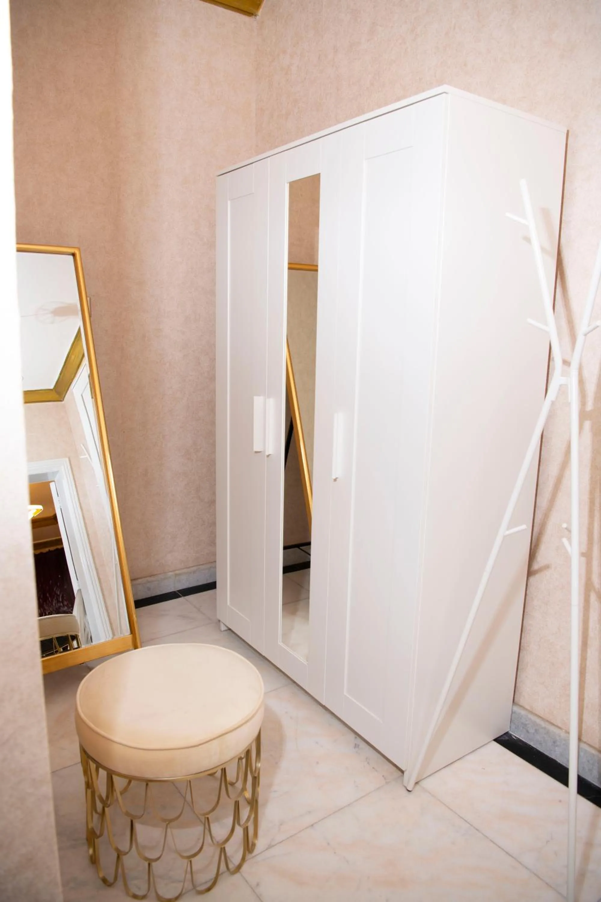 wardrobe in Al Nabarees Al Masi Hotel