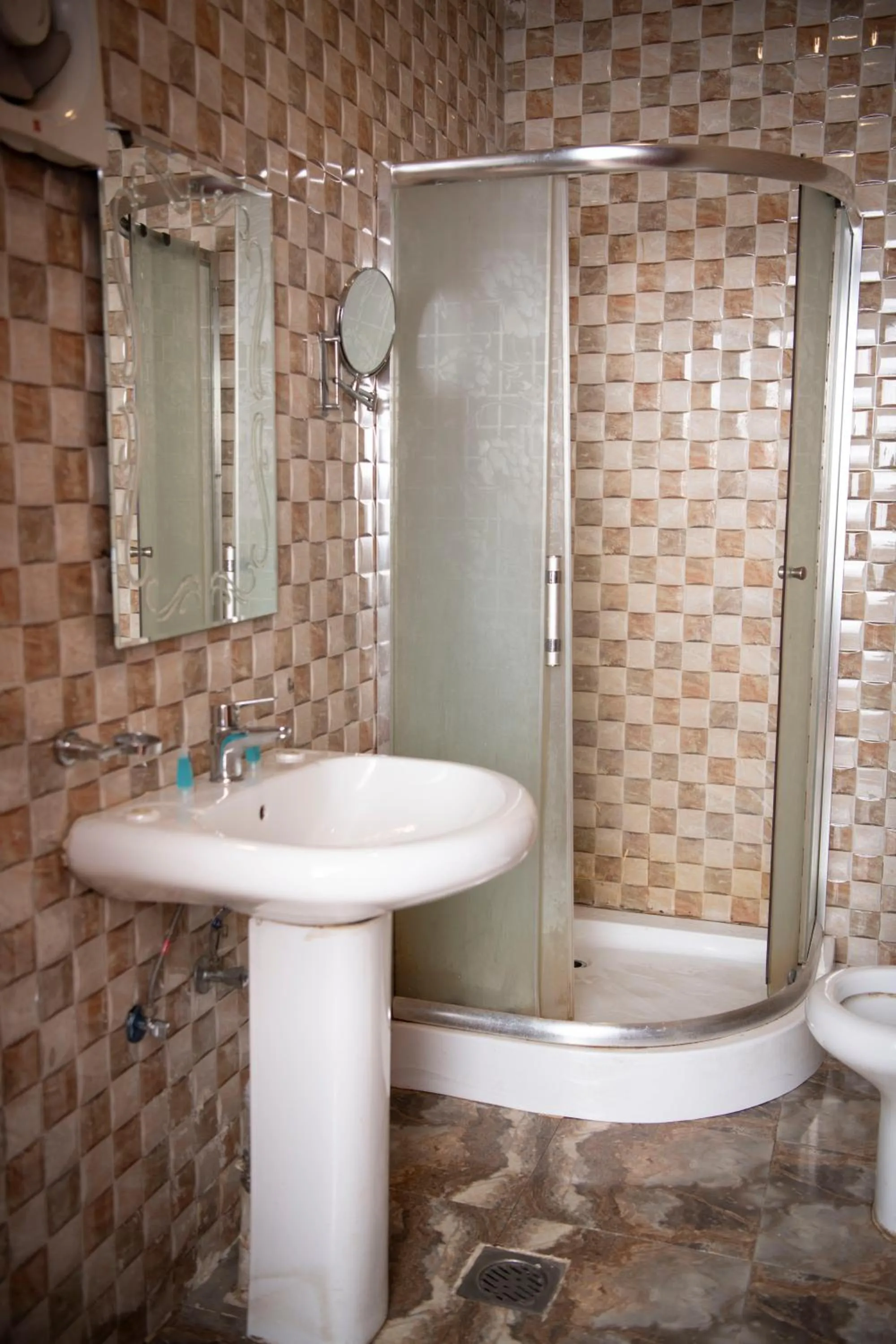 Shower in Al Nabarees Al Masi Hotel