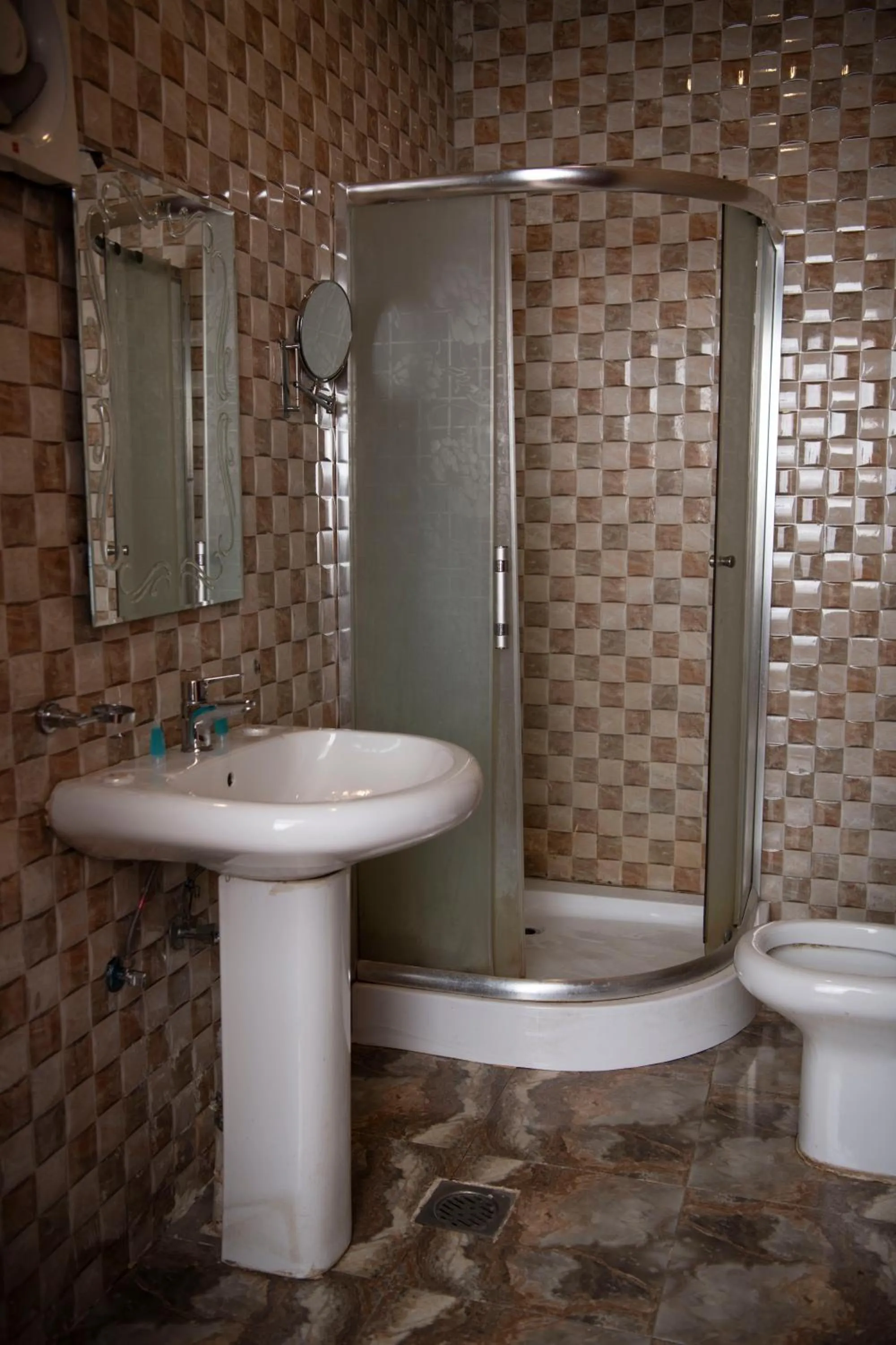 Shower in Al Nabarees Al Masi Hotel