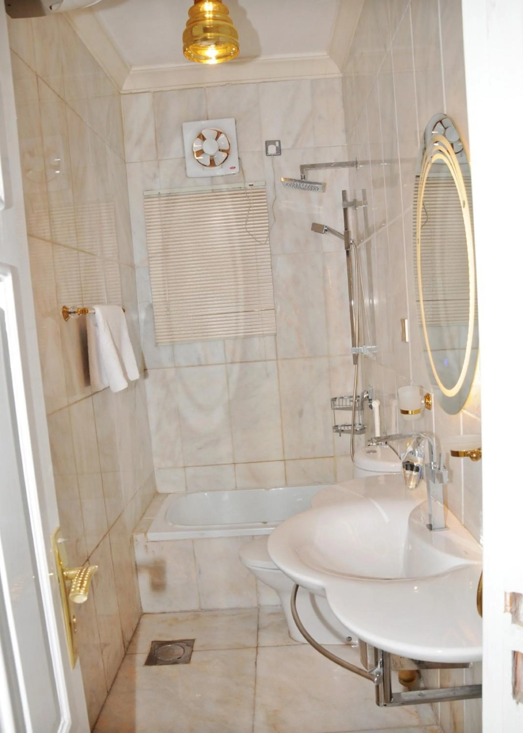 Bathroom in Al Nabarees Al Masi Hotel
