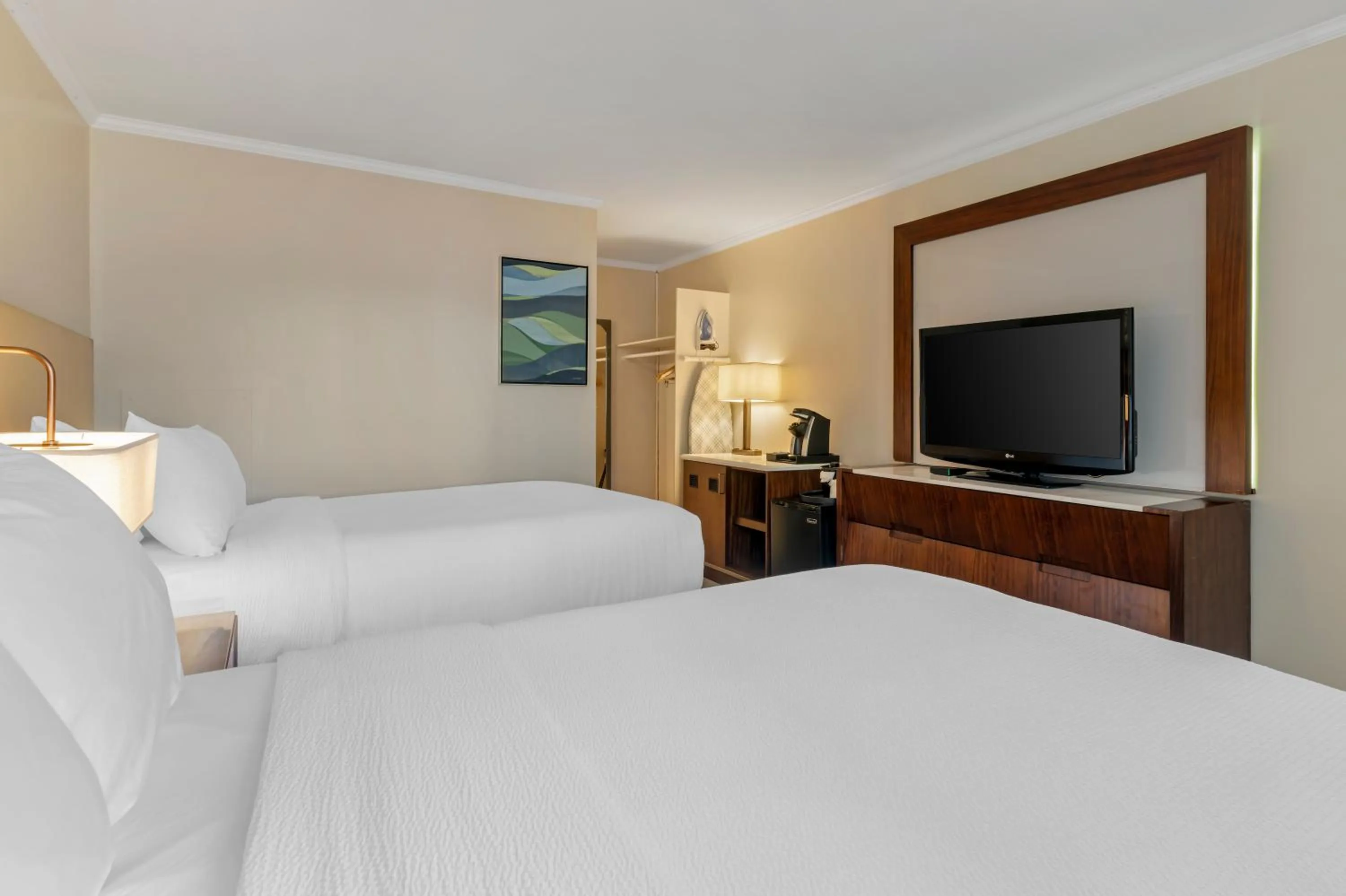 Bedroom, Bed in Downtown Dover Inn