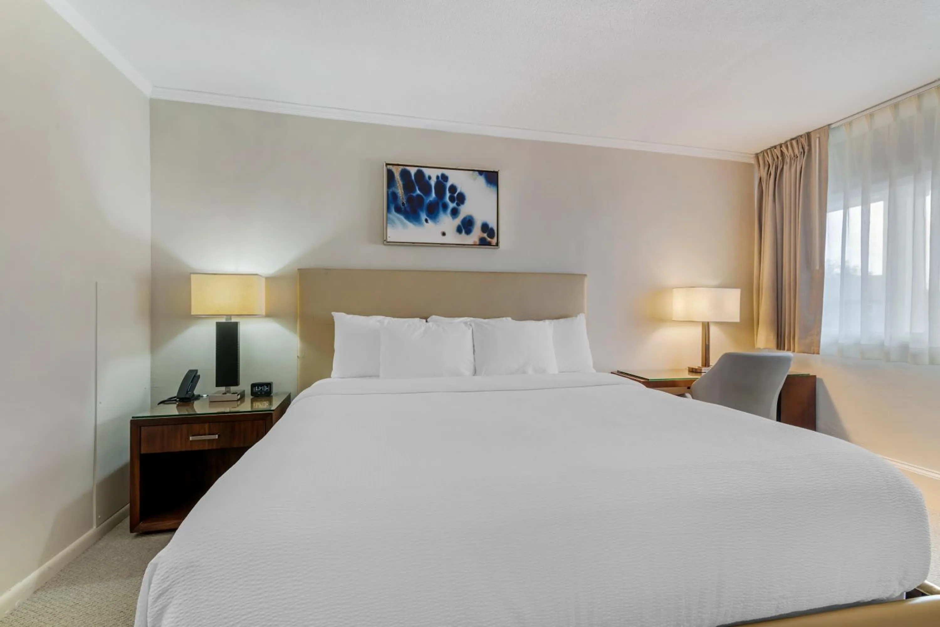 Bedroom, Bed in Downtown Dover Inn