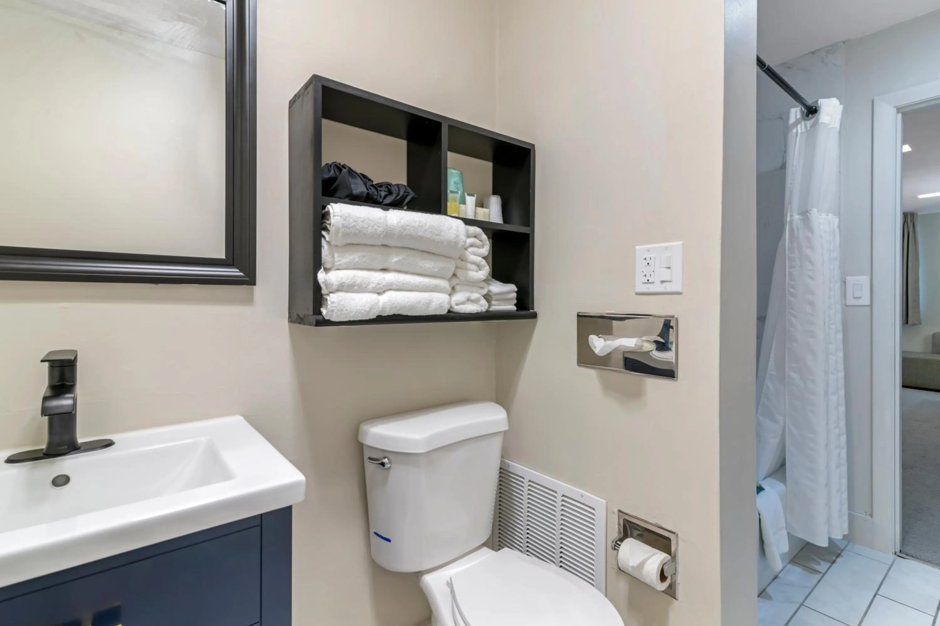 Bathroom in Downtown Dover Inn