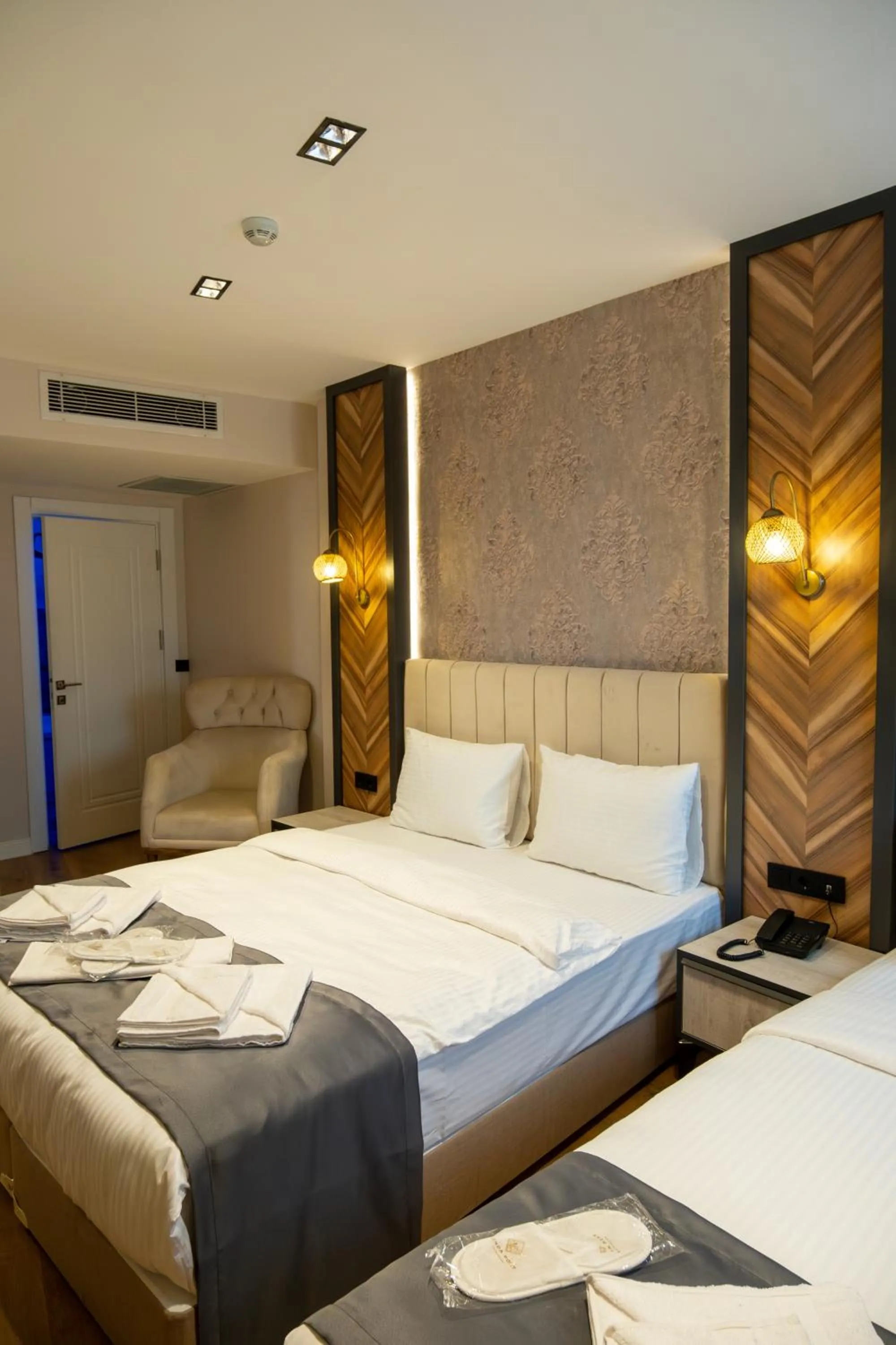 Photo of the whole room, Bed in Linda Port Hotel