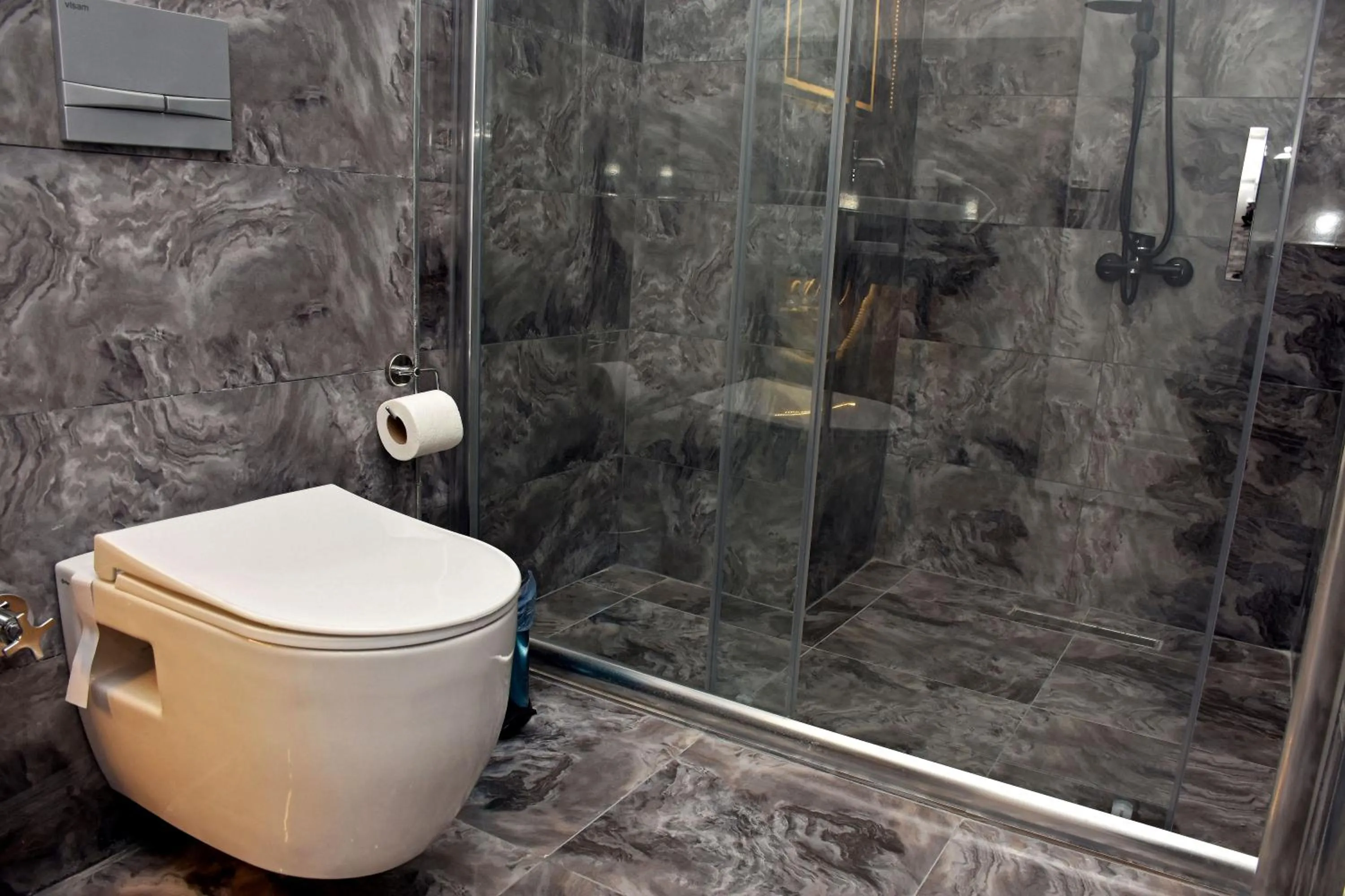 Toilet in Linda Port Hotel