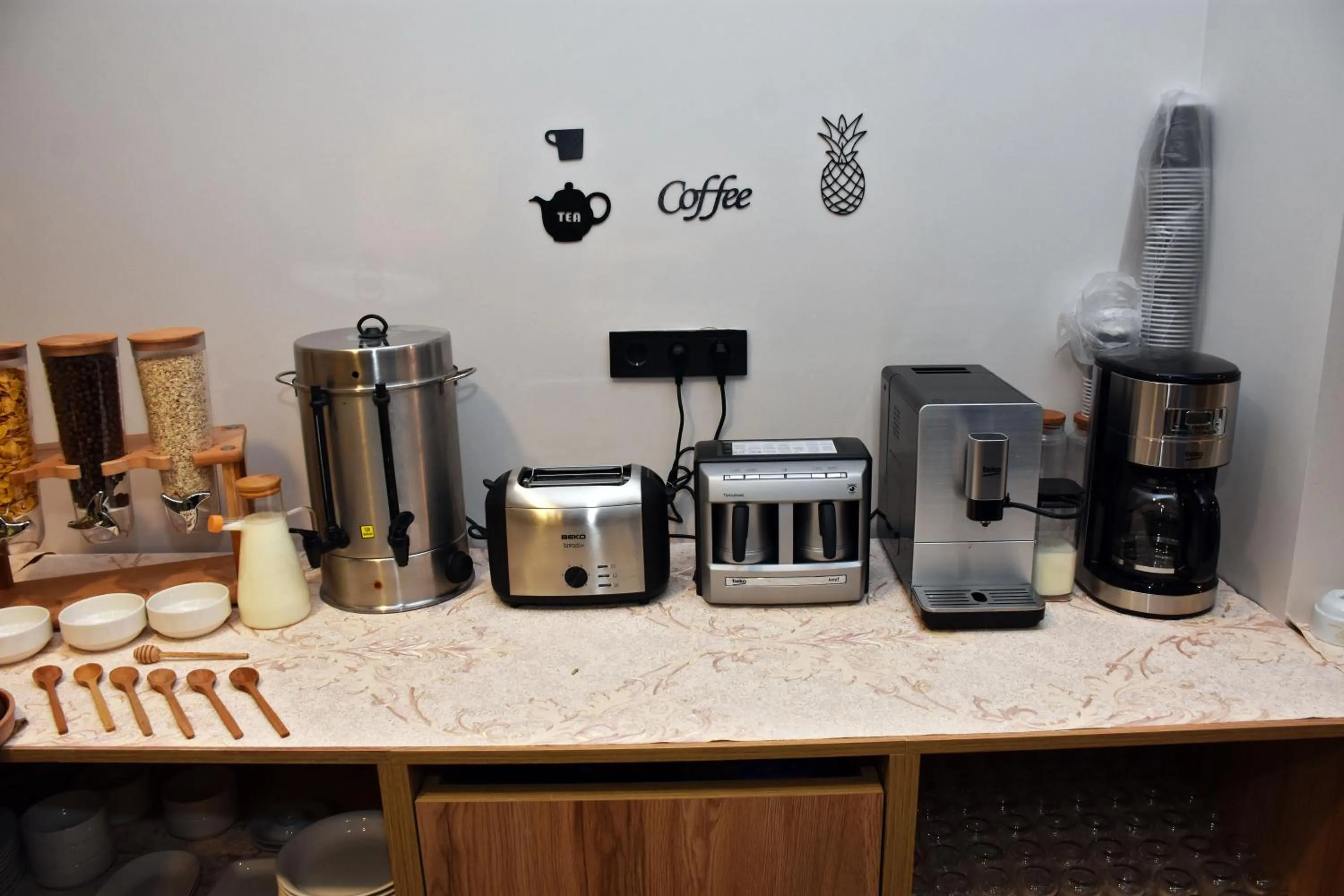 Coffee/tea facilities in Linda Port Hotel