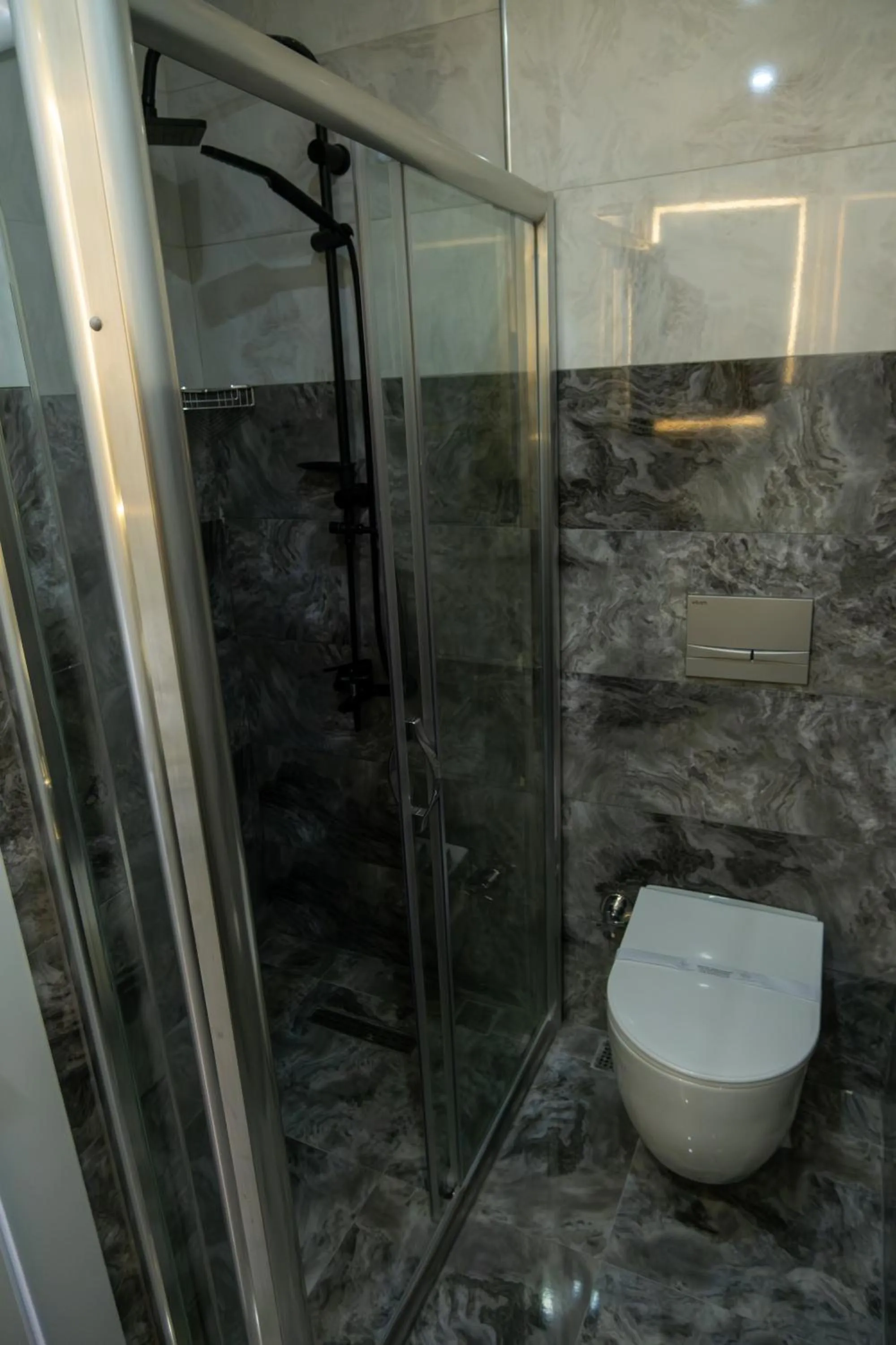 Toilet in Linda Port Hotel