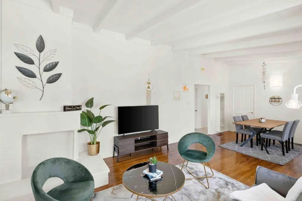 Mid Century Garden View Home Parking