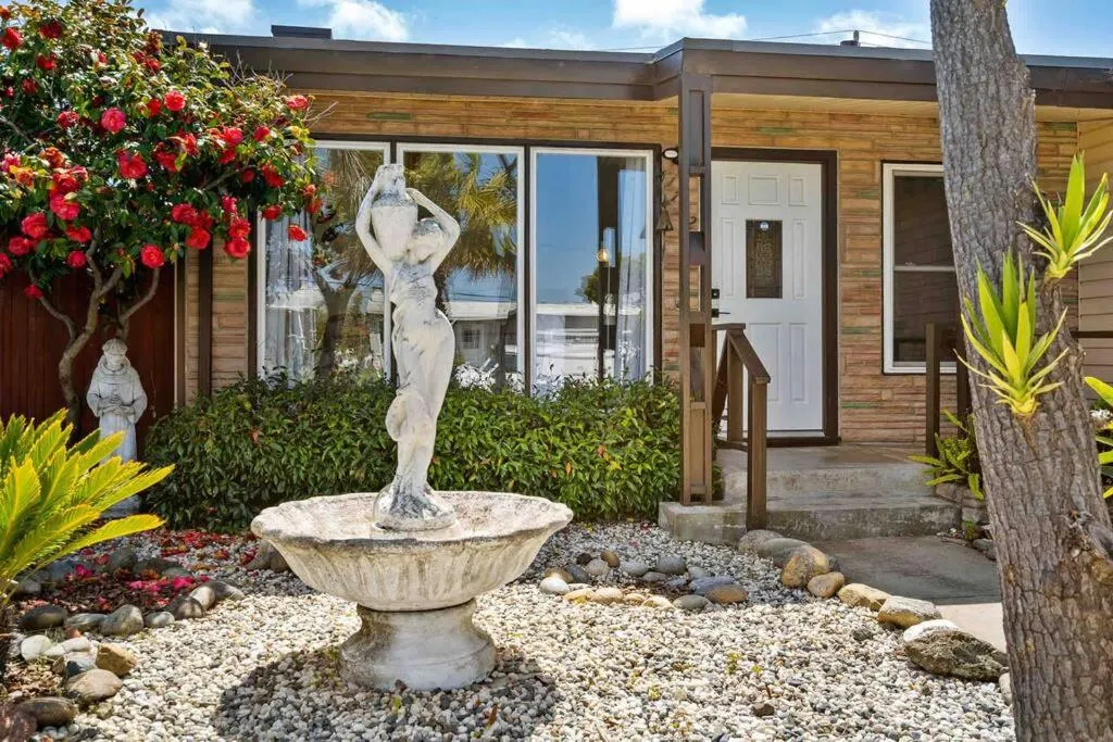 Mid Century Garden View Home Parking