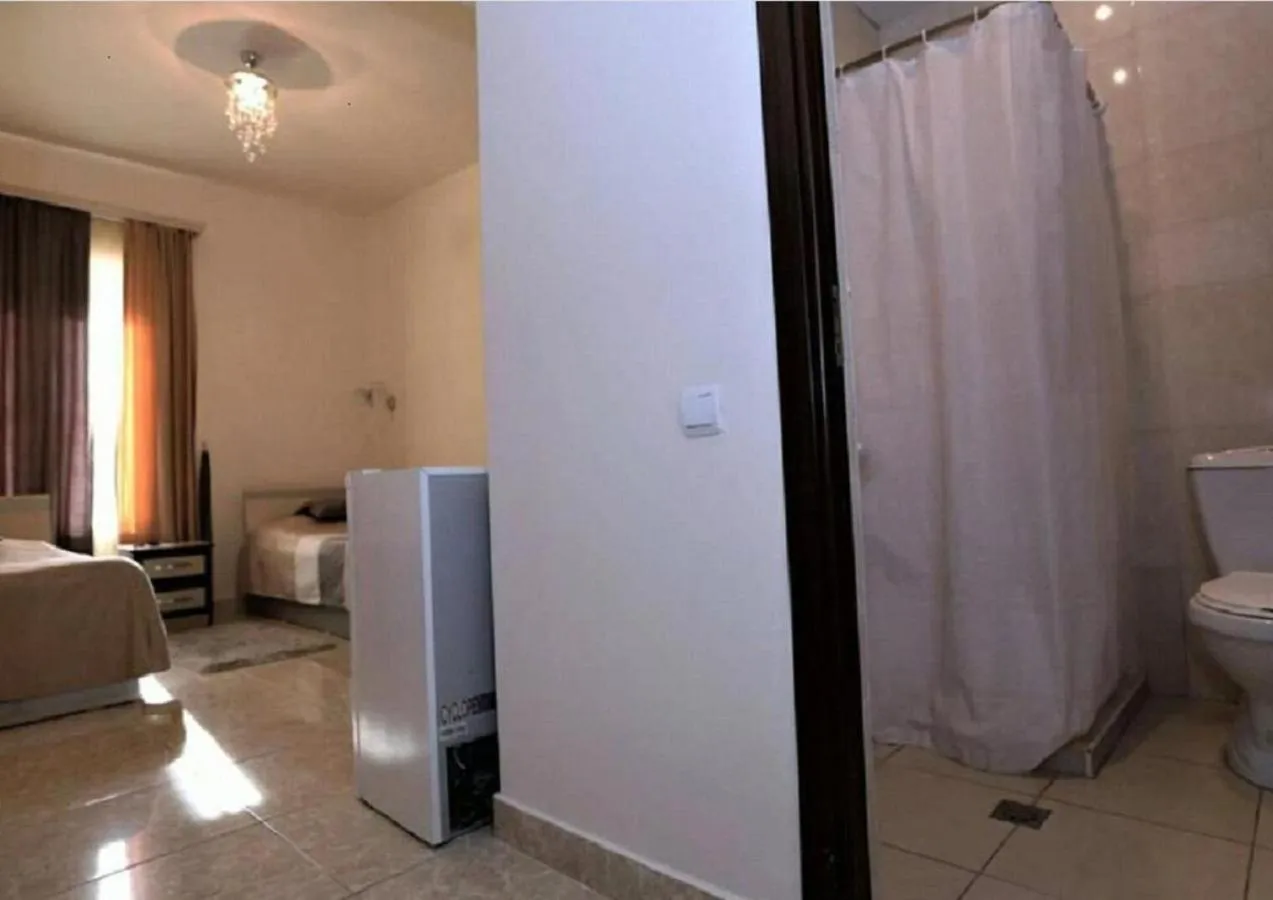 Toilet, Bed in Comfort House Hotel