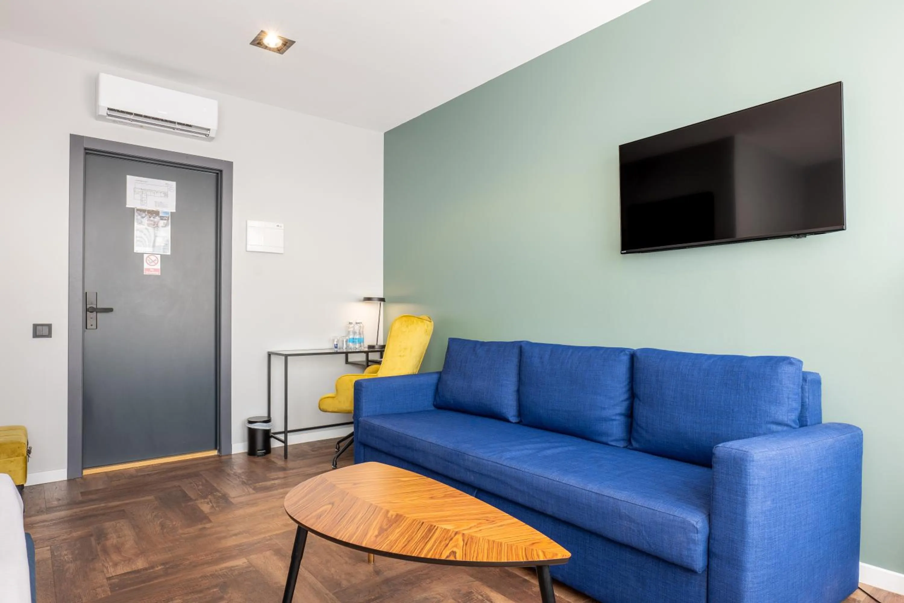 TV and multimedia in Luna Self Check-in Hotel Klaipeda