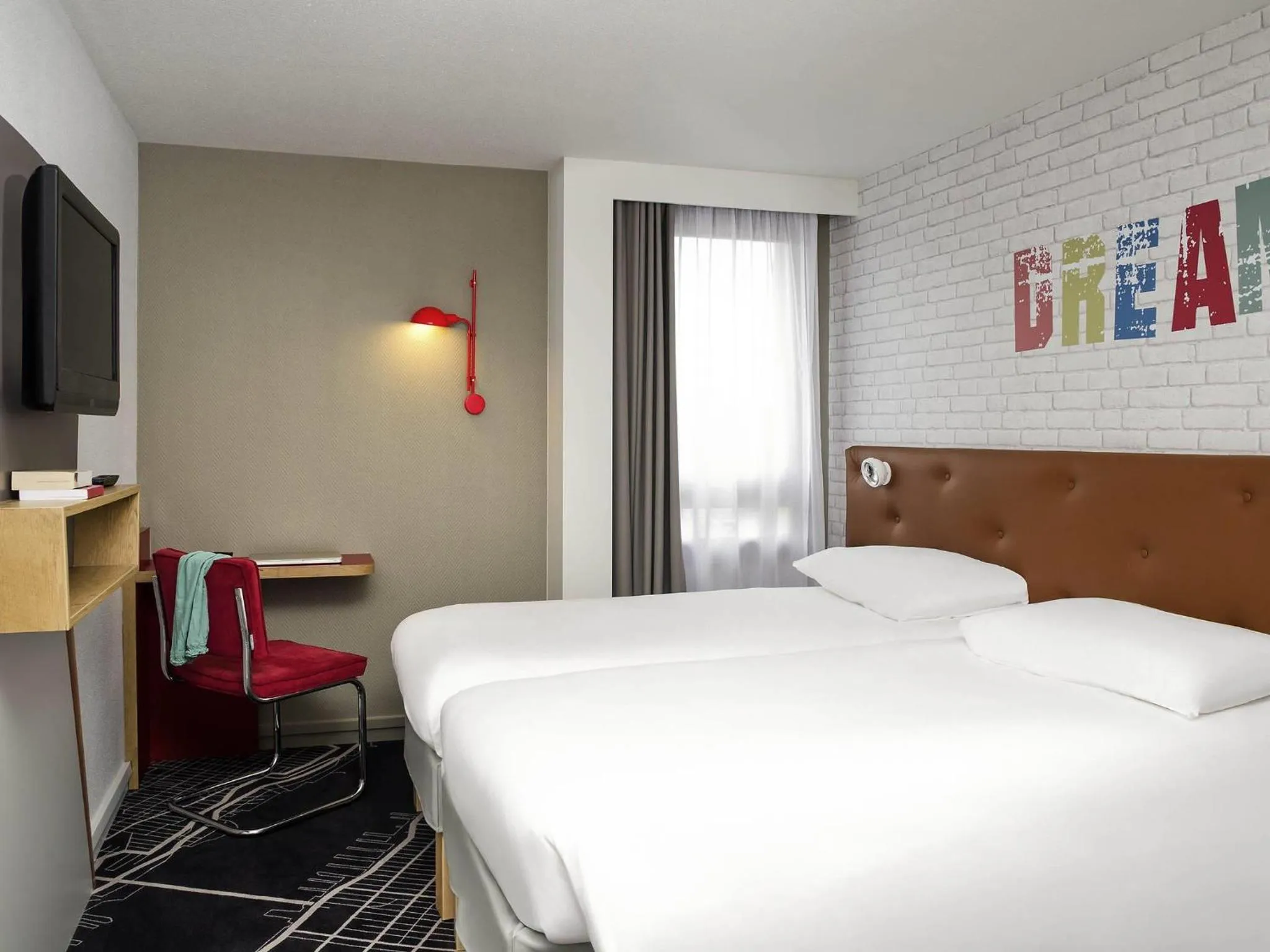 Bedroom, Bed in ibis Styles Chartres Métropole