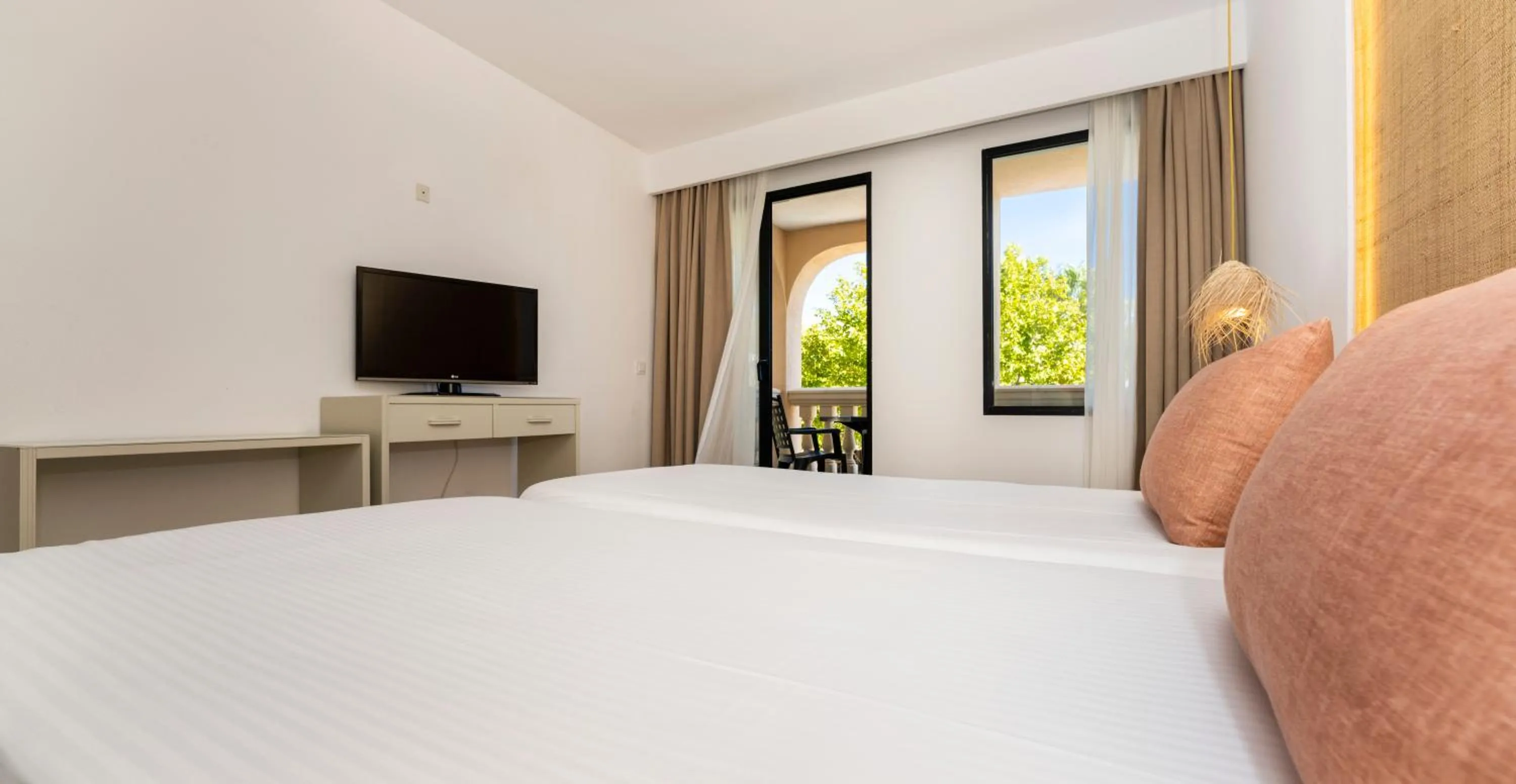 Communal lounge/ TV room, Bed in Apartamentos Sinfony