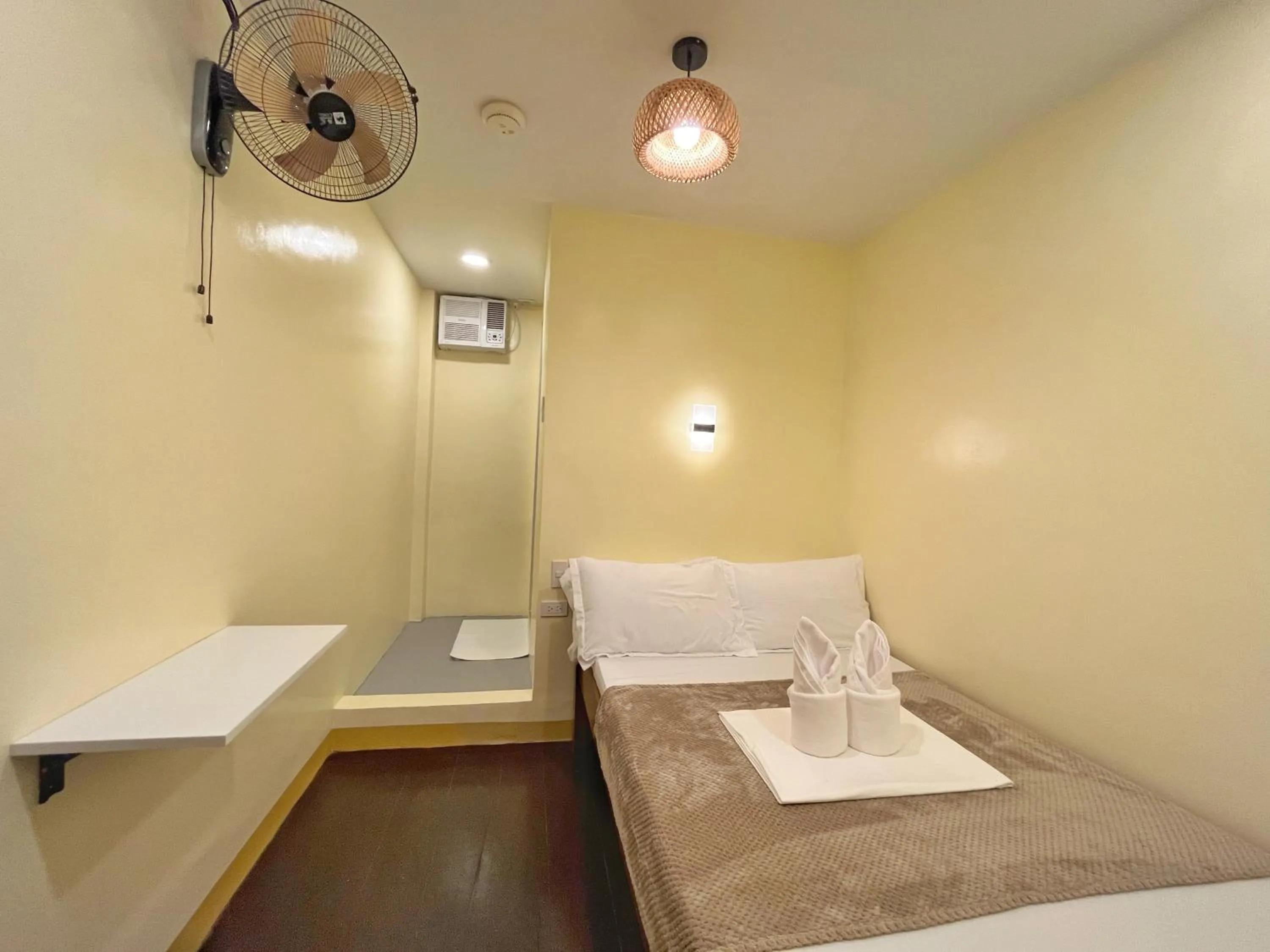 Photo of the whole room, Bed in Zuric Pension House