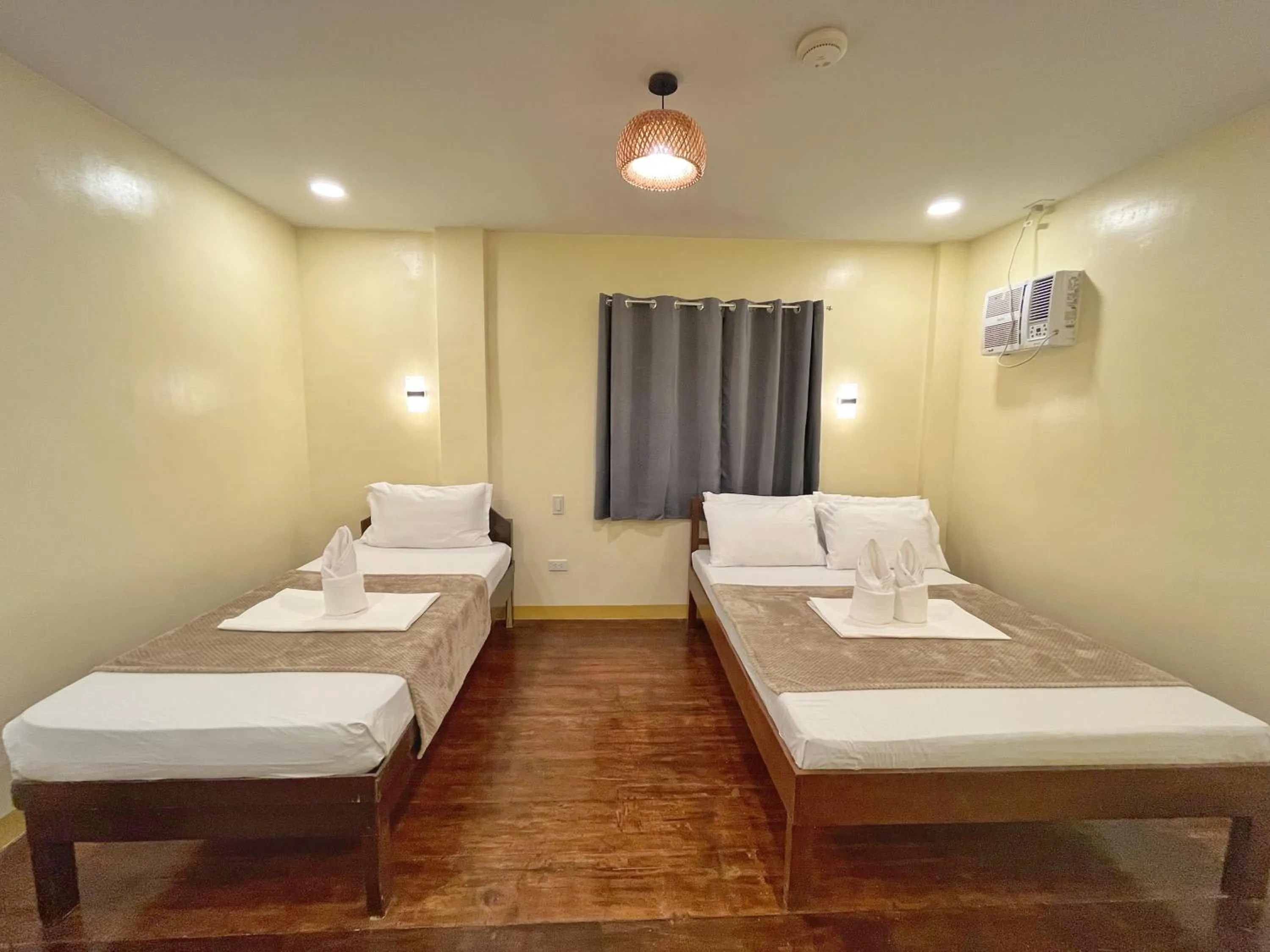 Bedroom, Bed in Zuric Pension House