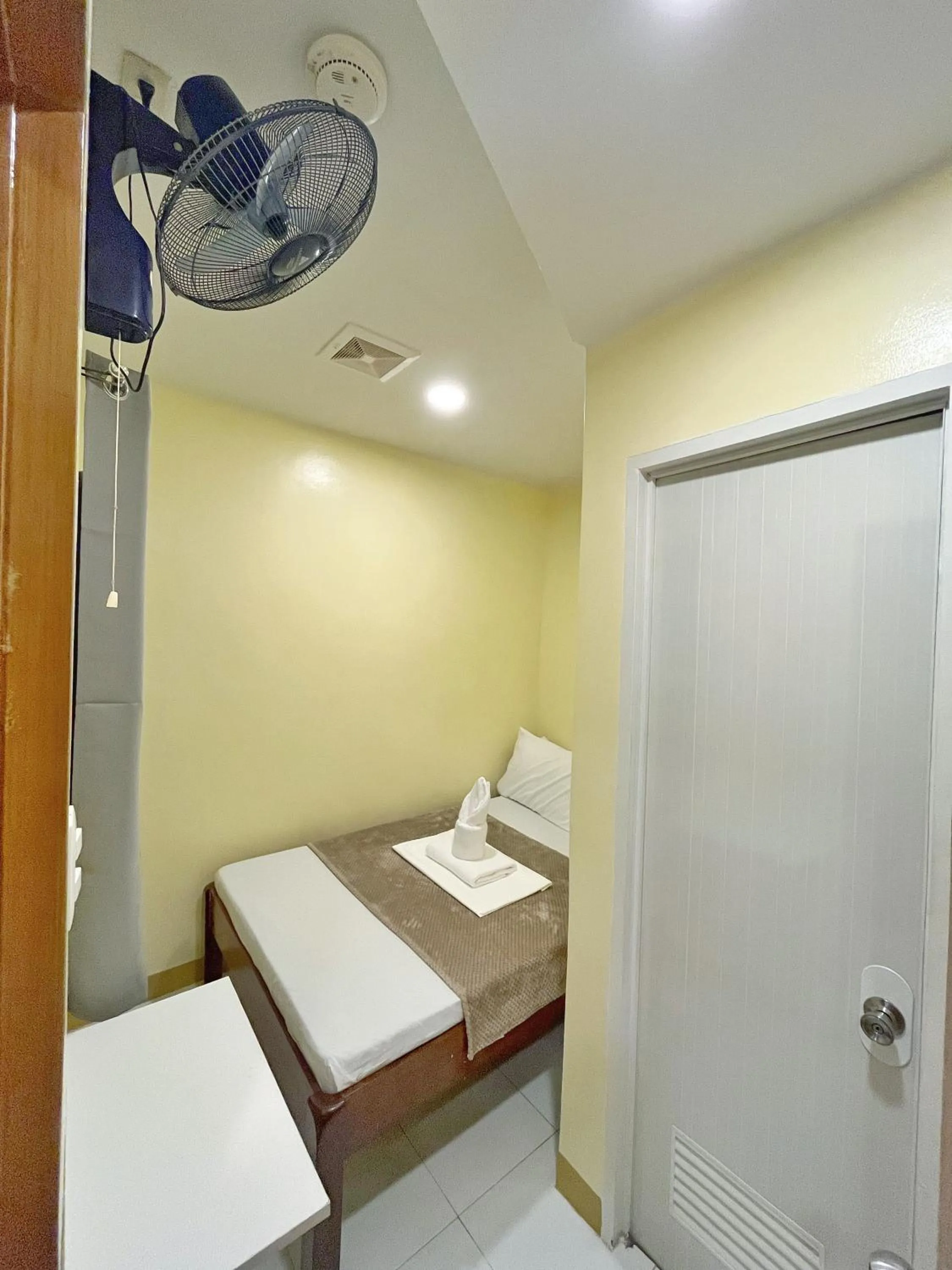 Photo of the whole room, Bed in Zuric Pension House