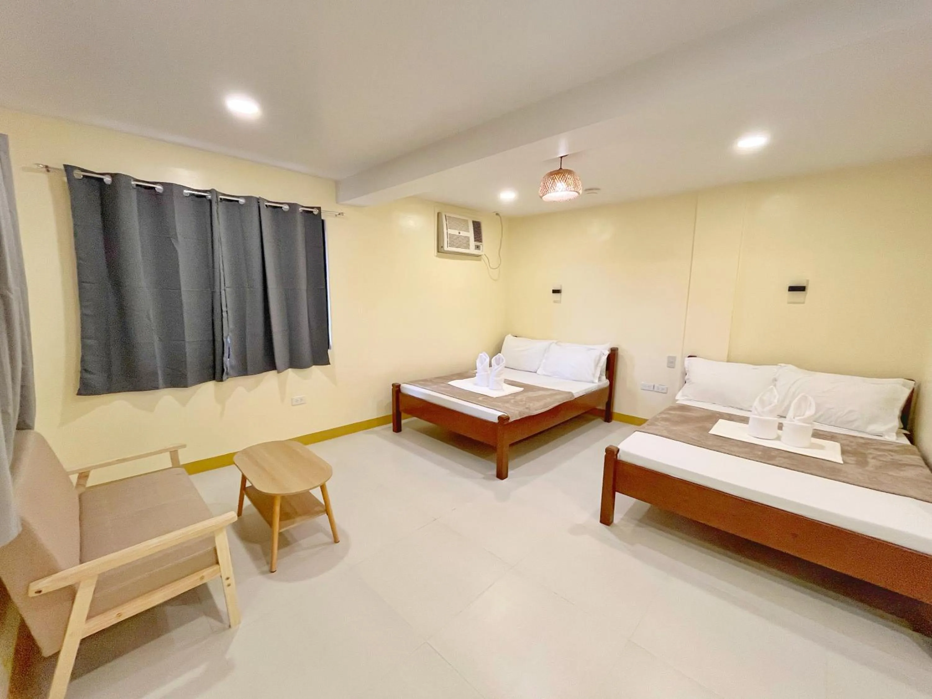 Photo of the whole room, Bed in Zuric Pension House